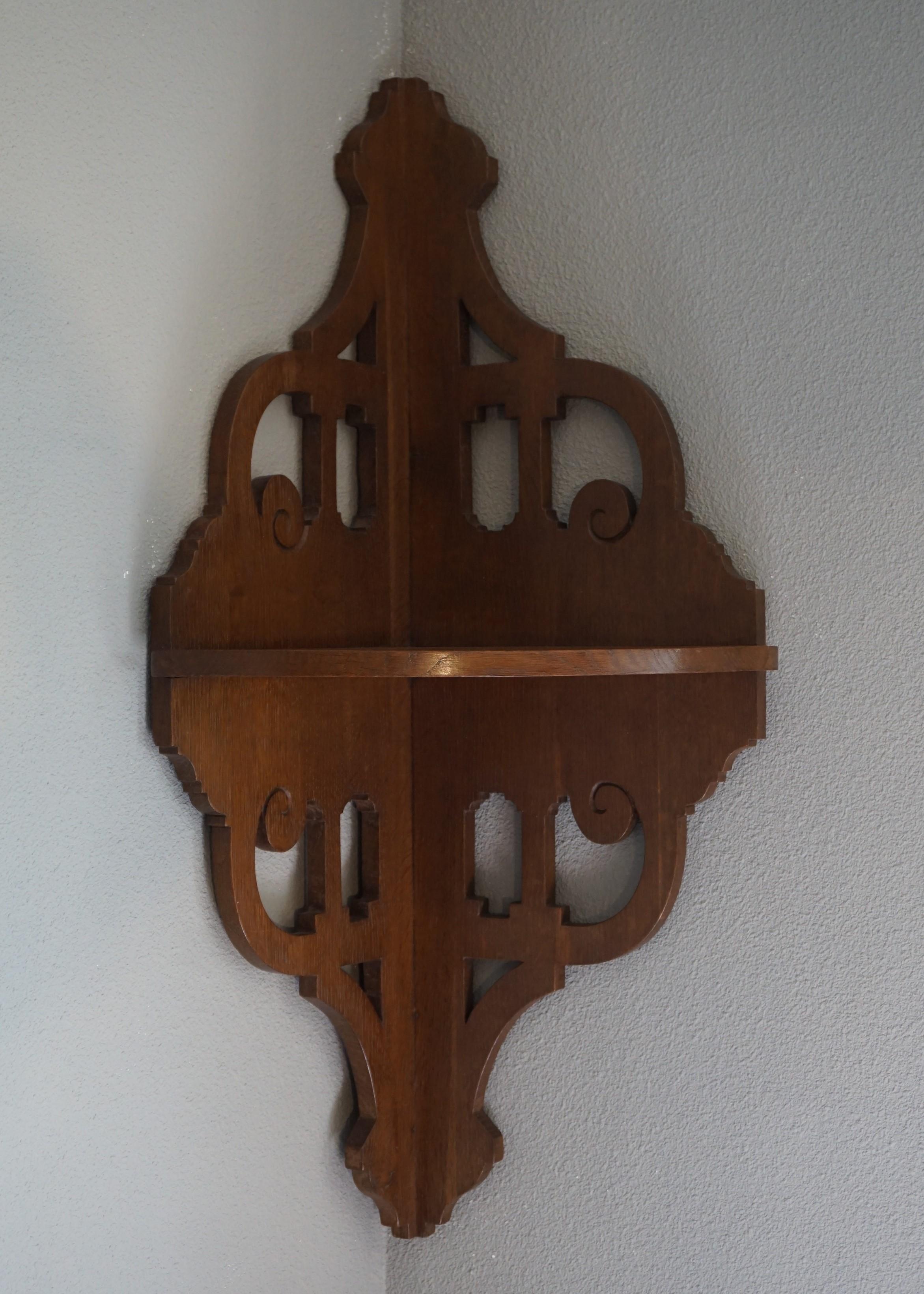 Good size and rare Arts & Crafts corner shelf for displaying purposes.

Corner wall brackets from this era are a rare find in all countries and to have found an original, Dutch Arts & Crafts specimen in this wonderful condition more than made our