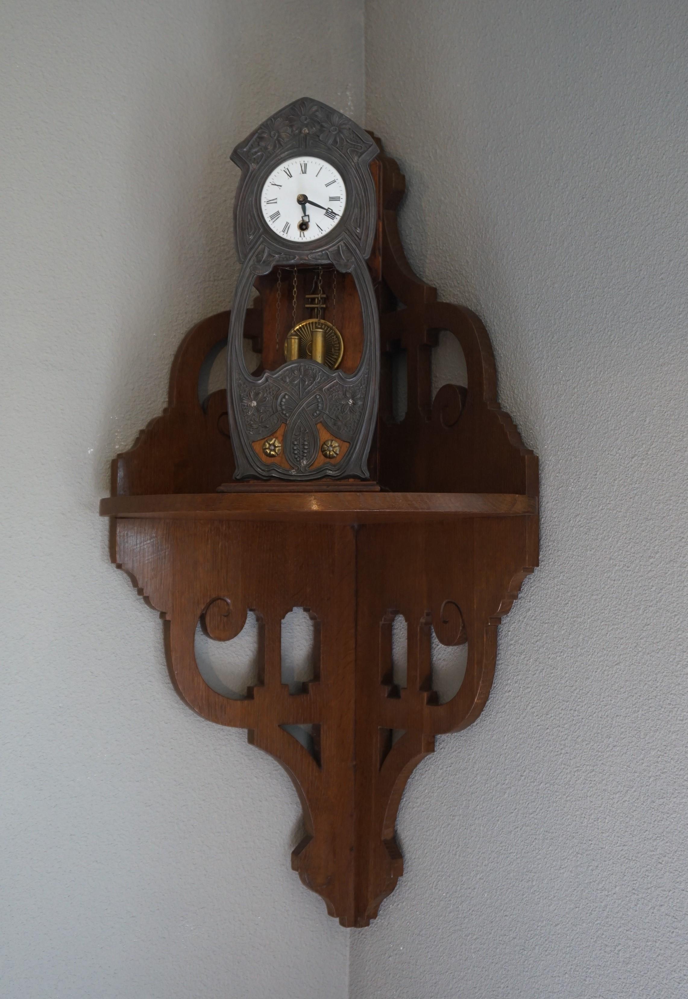 Hand-Carved Early 20th Century Arts & Crafts Oak Corner Shelf / Console / Wall Bracket For Sale