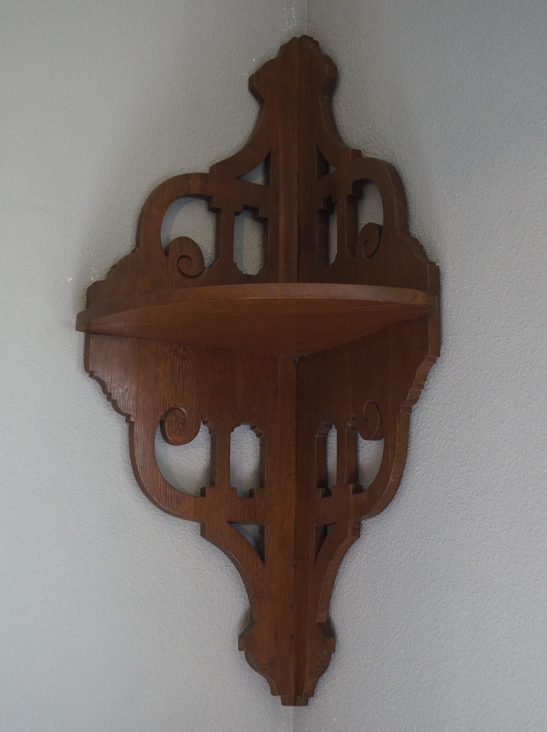 Early 20th Century Arts & Crafts Oak Corner Shelf / Console / Wall Bracket In Excellent Condition For Sale In Lisse, NL