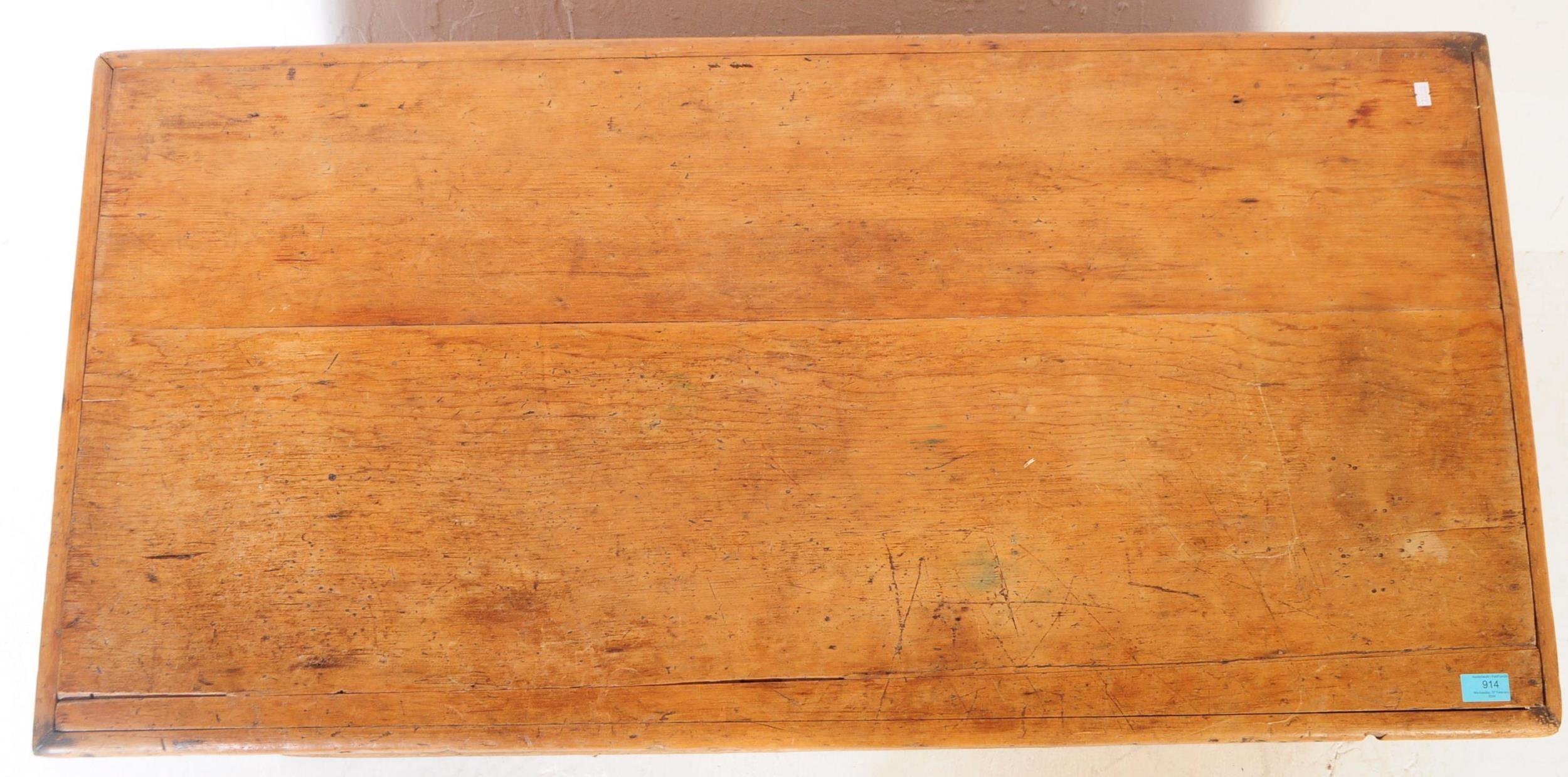 Arcón para mantas de pino tallado con paneles insertados de principios del siglo XX Arts & Crafts 

El Movimiento de las Artes y Oficios fue un movimiento internacional de diseño que se originó en Gran Bretaña a finales del siglo XIX y duró hasta