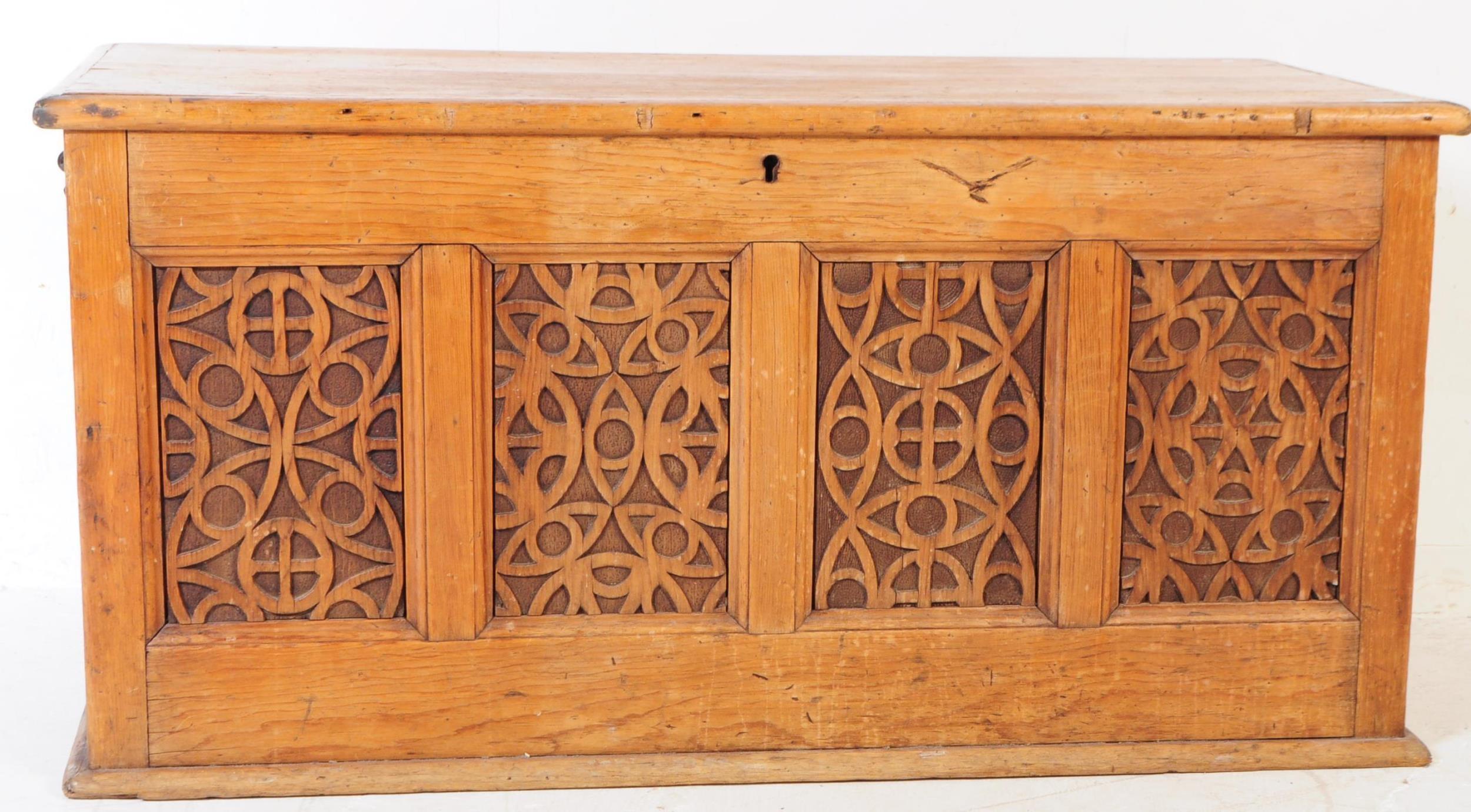 Arcón para mantas de pino tallado con paneles insertados de principios del siglo XX Arts & Crafts Tallado a mano en venta