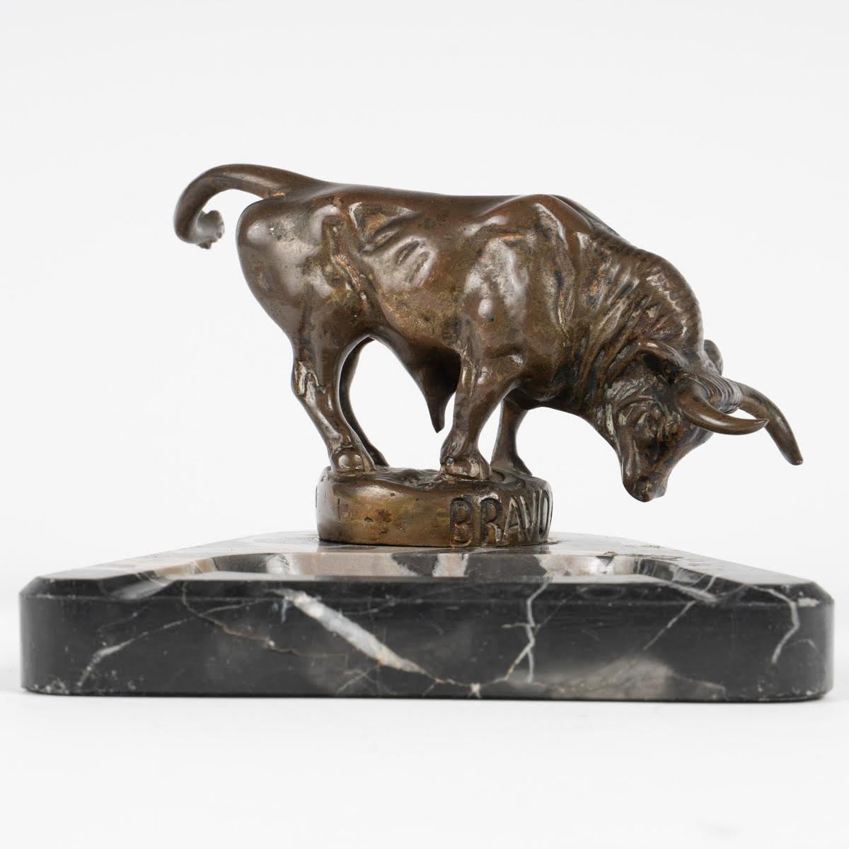 Early 20th century ashtray in patinated bronze and marble.

An ashtray decorated with a bull in patinated bronze and marble from the early 20th century.
H: 10cm, W: 14cm, D: 14cm