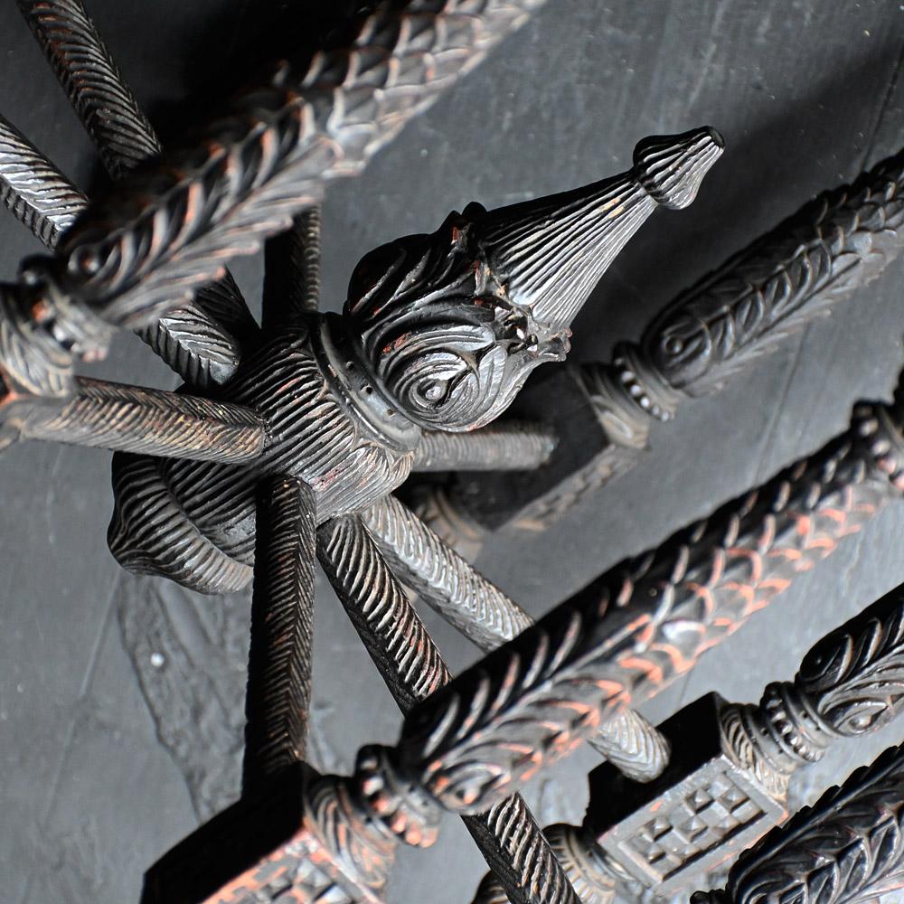 Début du 20e siècle - étonnante table d'appoint birmane sculptée à la main en vente 2