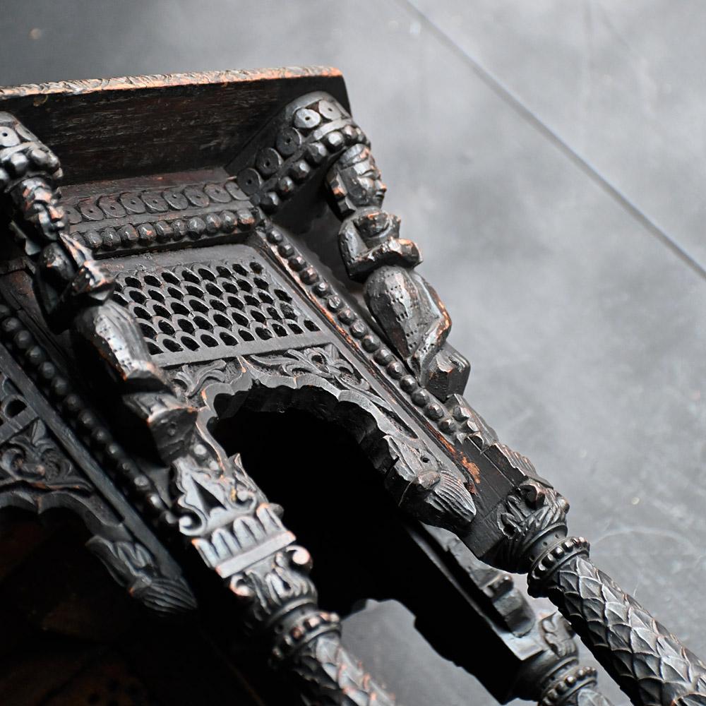 Début du 20e siècle - étonnante table d'appoint birmane sculptée à la main 
 
Table d'appoint birmane très décorative et finement sculptée à la main au début du 20e siècle. Cet exemple est l'un des plus beaux que nous ayons découverts depuis