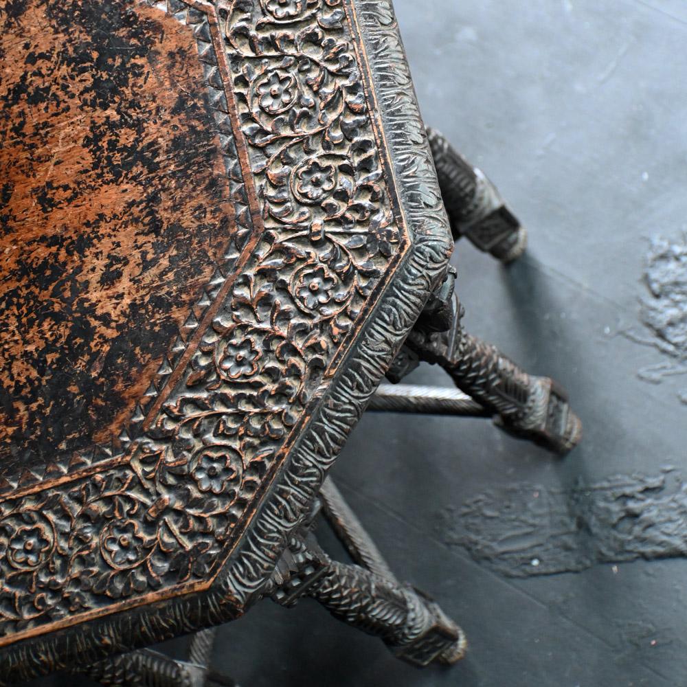 Inconnu Début du 20e siècle - étonnante table d'appoint birmane sculptée à la main en vente