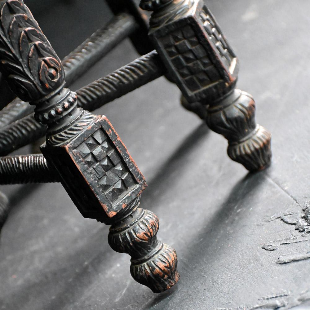 Sculpté à la main Début du 20e siècle - étonnante table d'appoint birmane sculptée à la main en vente