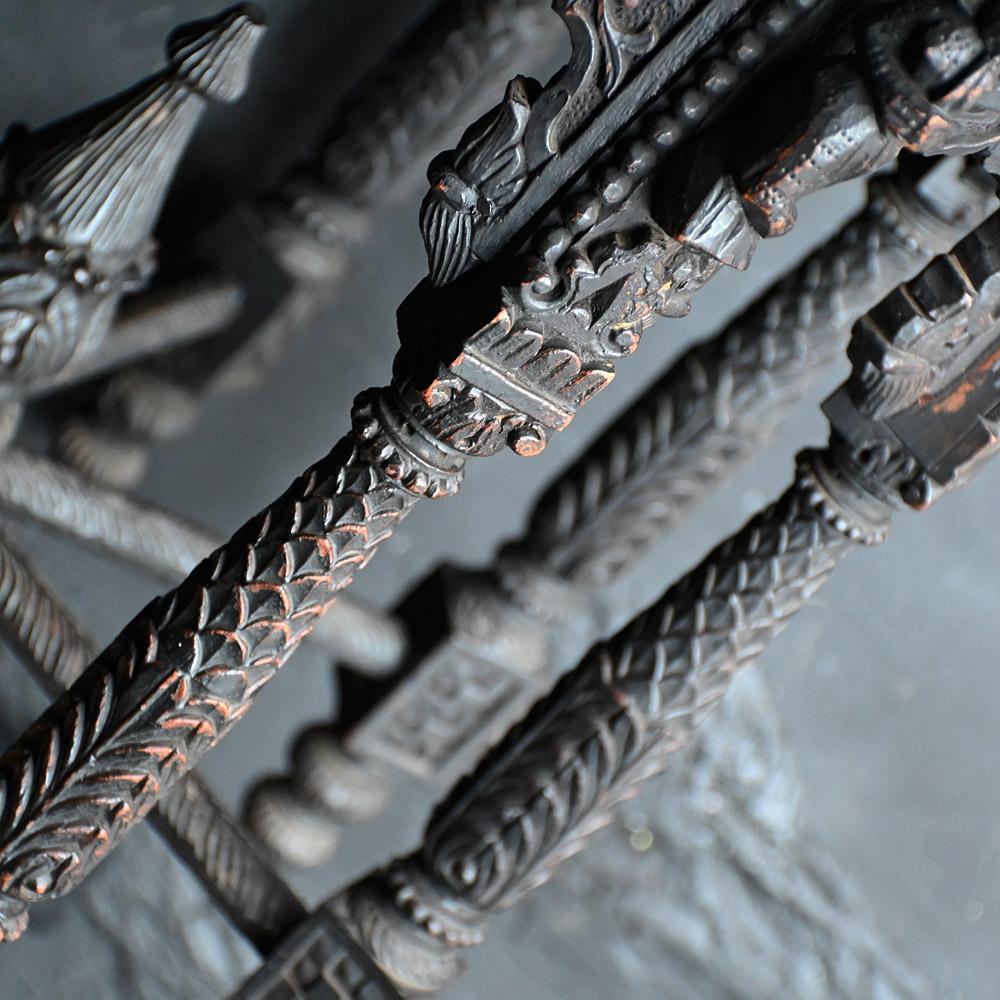 Pin Début du 20e siècle - étonnante table d'appoint birmane sculptée à la main en vente