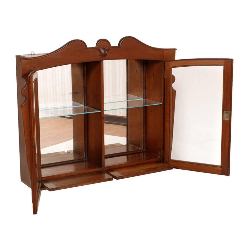 1910s Austrian Art Nouveau dry bar wall display cabinet in walnut with two compartments with glass shelf and mirror on the bottom and with two comfortable pull-out shelves supports objects. Restored and wax-polished

Measures cm: H 91, W 109, D 26.