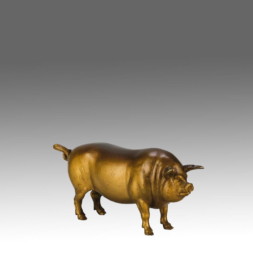 Ein sehr schönes Exemplar aus dem frühen 20.  Österreichische Bronzestudie eines stehenden Schweins mit ausgezeichneter Vergoldung  Farbe und sehr feine handgefertigte Oberflächendetails, signiert mit dem Bergman 'B' in einer Amphora-Vase