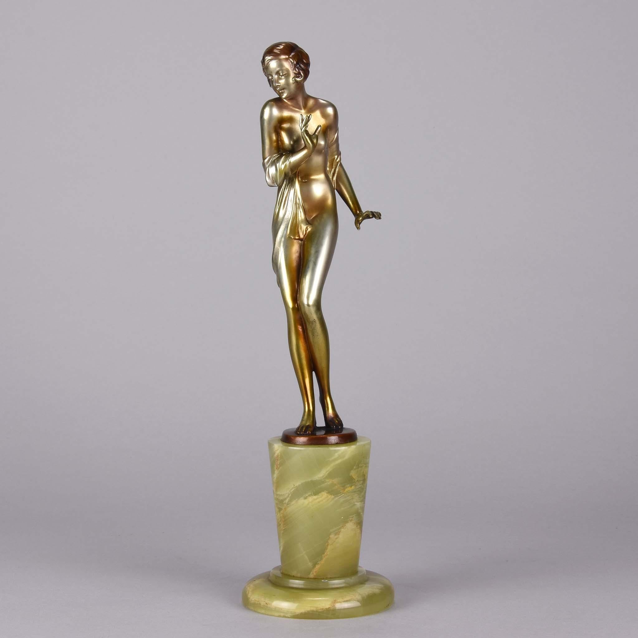 Eine ausgezeichnete österreichische Bronzefigur des frühen 20. Jahrhunderts aus kalt bemaltem Silber und Emaille, die eine schöne junge Frau darstellt, die in einen freizügigen Schal gehüllt ist, mit sehr schönen Farben und Details, auf einem