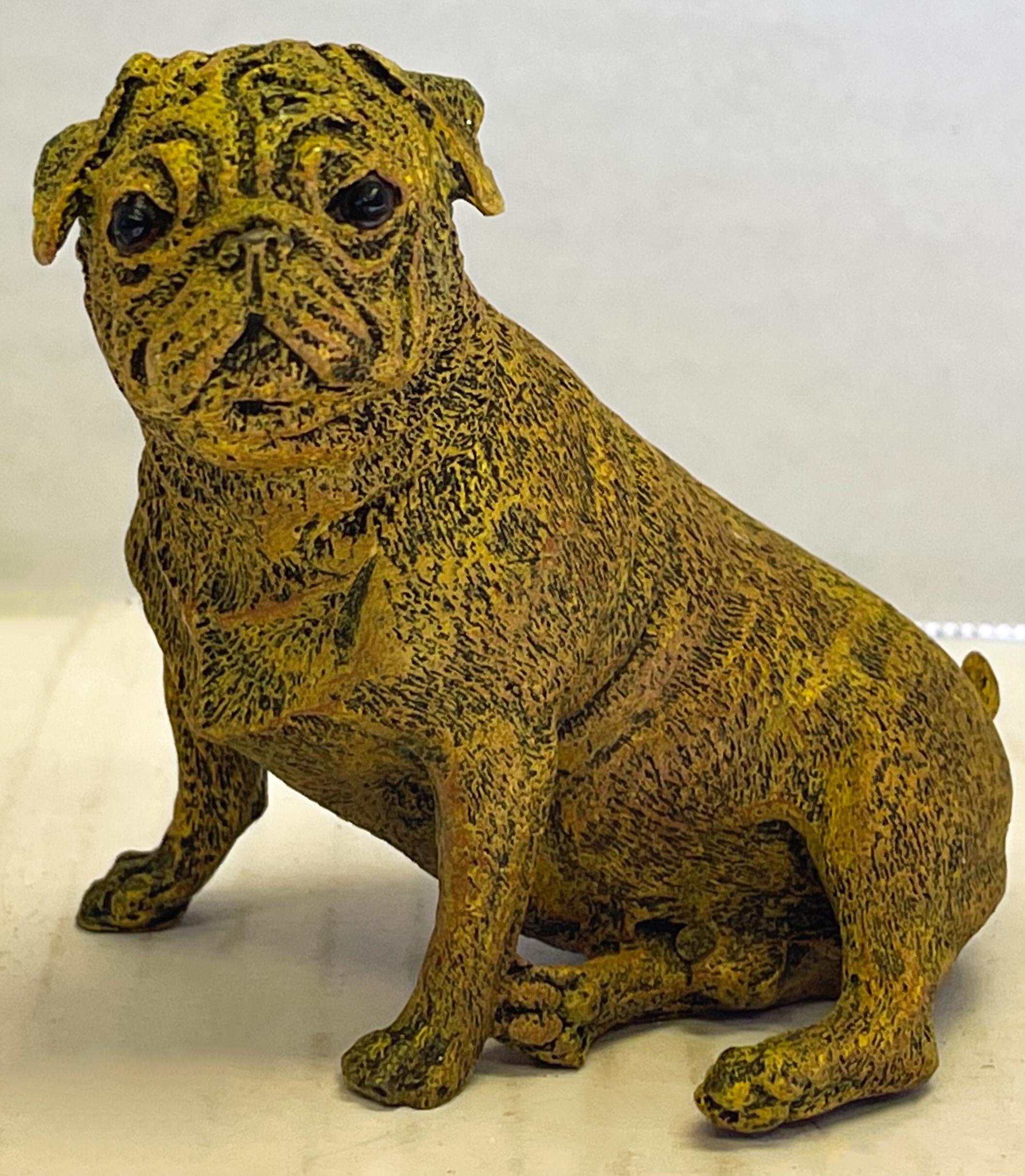 Se trata de una antigua figura austriaca de perro carlino de bronce pintada en frío. ¡Su expresión realista, sus ojos y su postura reclinada lo convierten en un guardián! ¡El regalo perfecto para las fiestas!