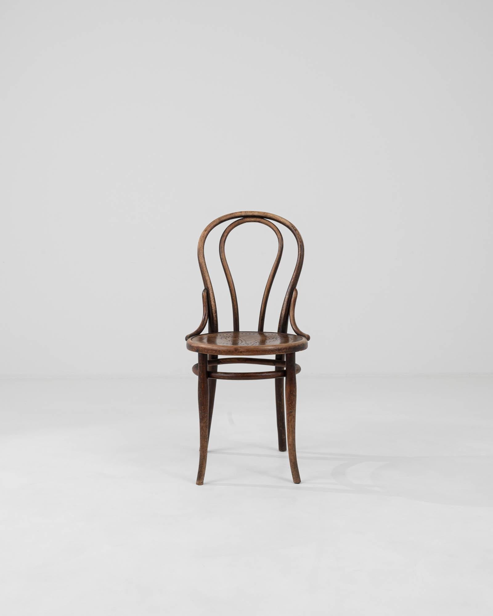 Découvrez l'élégance intemporelle du début du XXe siècle avec cette exquise chaise incurvée autrichienne de Thonet, un chef-d'œuvre d'artisanat et de design. Datant d'une époque où les détails et les formes en disaient long, cette chaise n'est pas