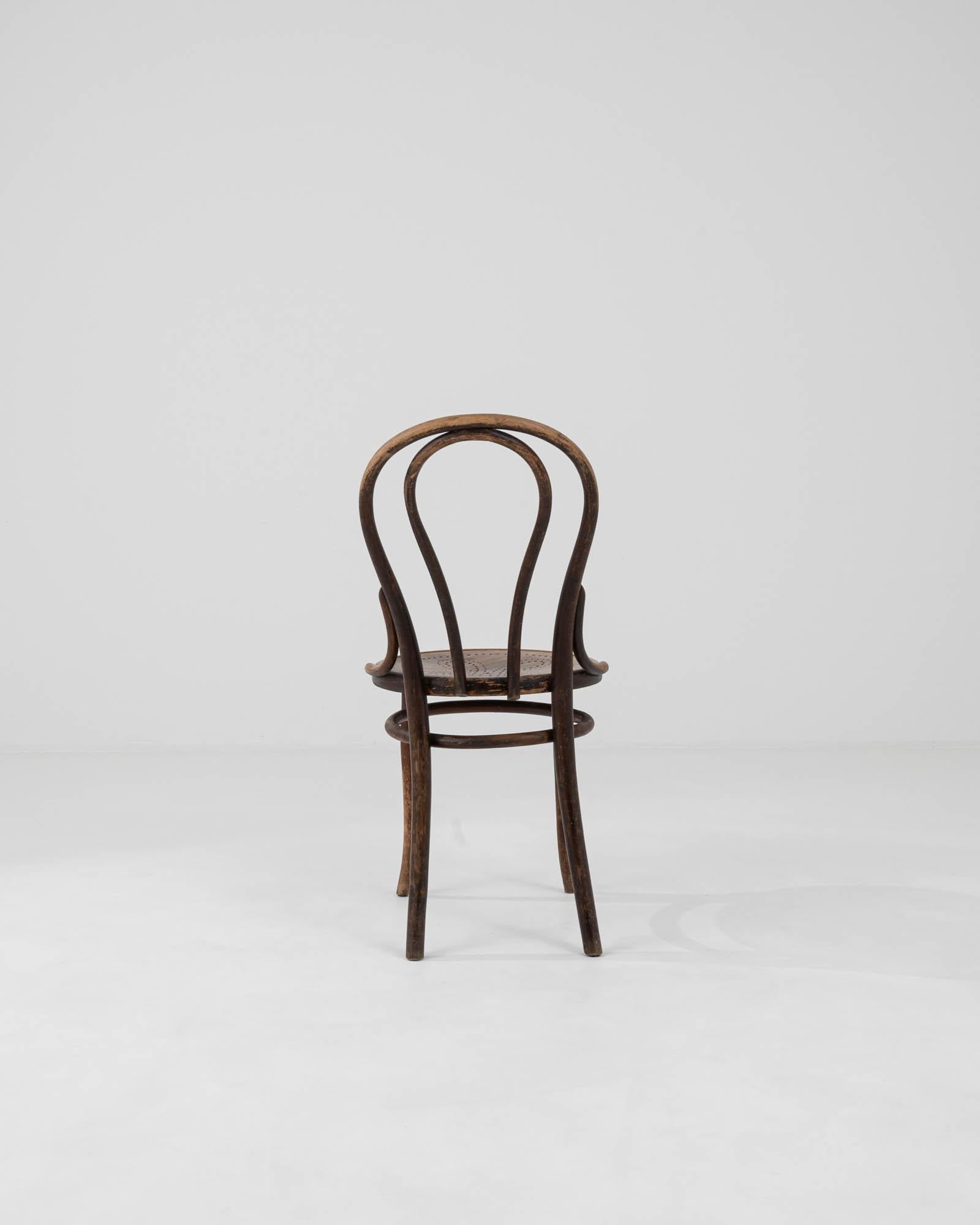 Early 20th Century Austrian Wooden Curved Chair By Thonet For Sale 1