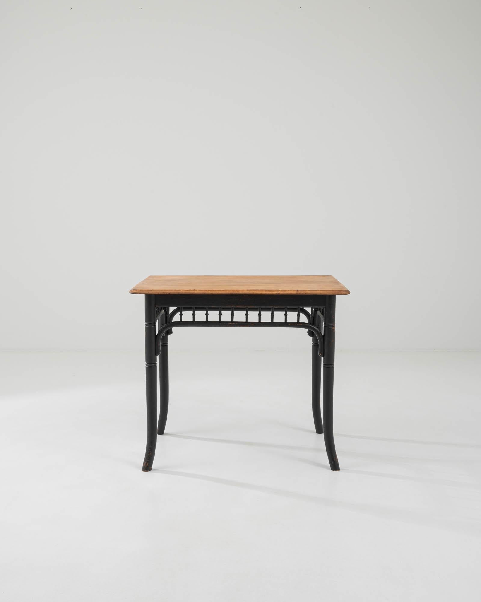 Ein hölzerner Beistelltisch aus dem Österreich des frühen 20. Jahrhunderts, im Stil von Thonet. Dieser auf den ersten Blick schlichte und unscheinbare Beistelltisch besticht bei näherem Hinsehen durch seine liebevollen Details und seine