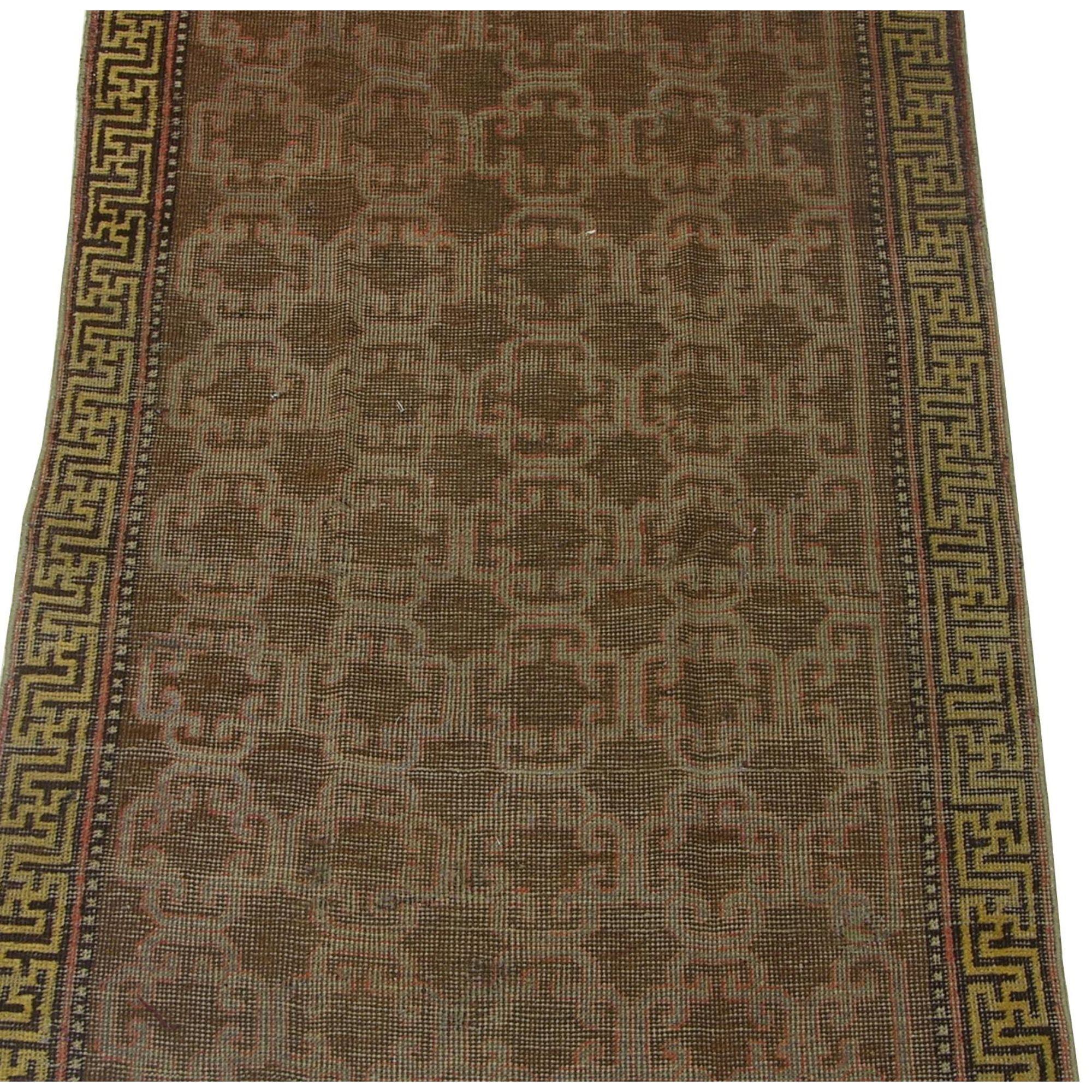 Authentischer Khotan-Samarkand-Teppich des frühen 20. Jahrhunderts - 3′2″ × 5′11″. (Empire) im Angebot