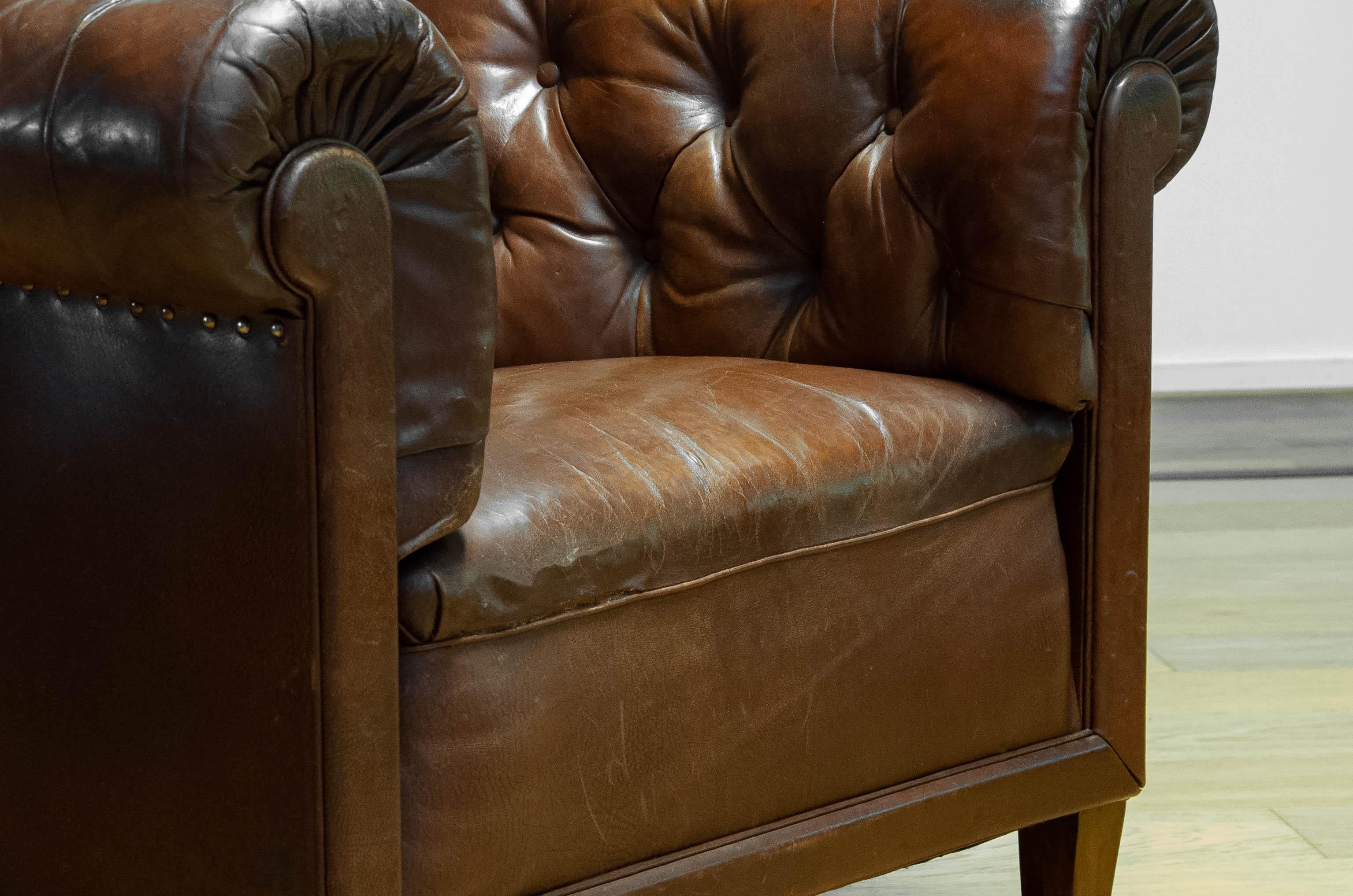 Début du 20ème siècle Authentique Chesterfield suédois en cuir patiné Tan Brown en vente 7
