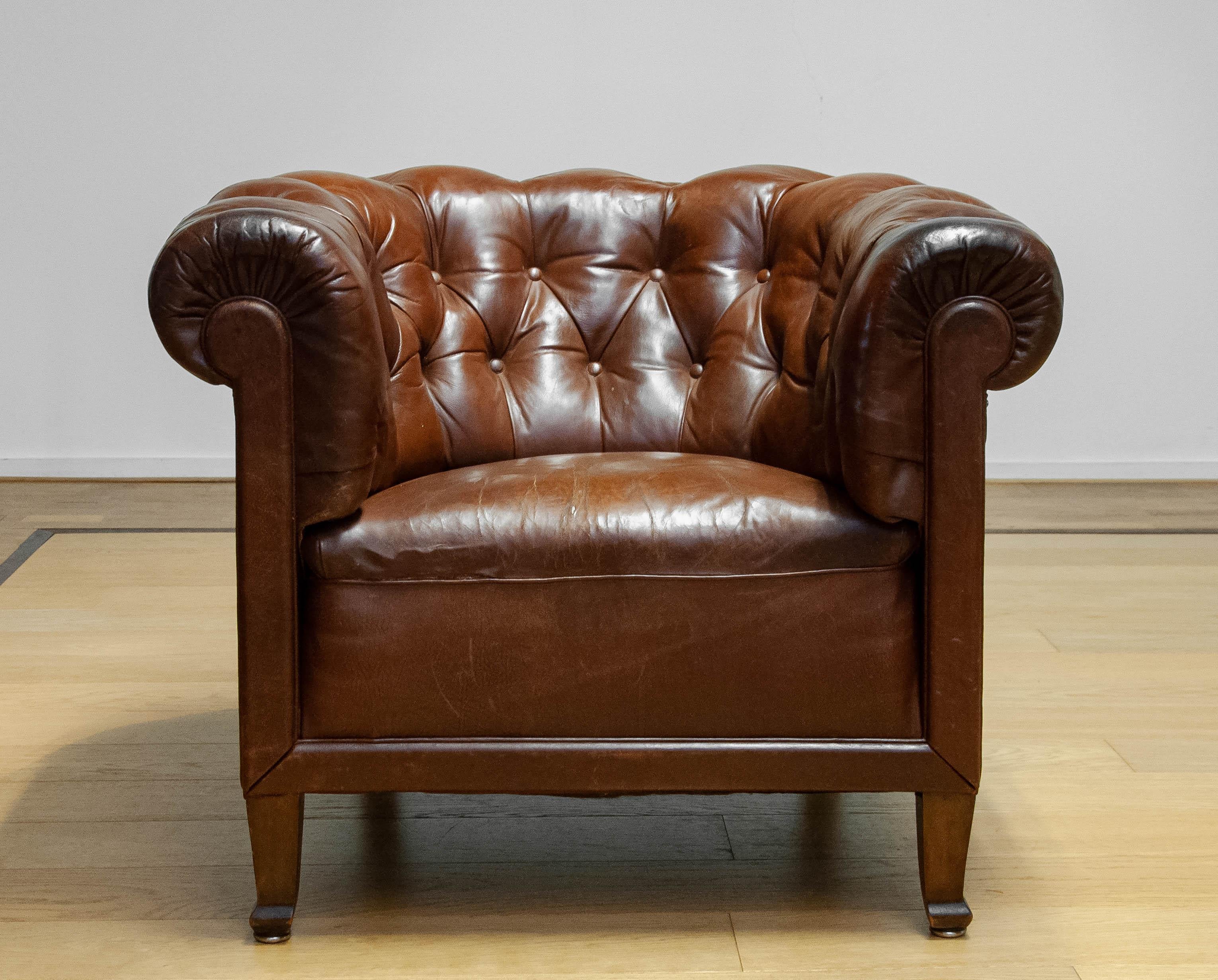 Absolument fantastique et magnifique fauteuil club authentique du début du 20ème siècle fabriqué en Suède.
Trueing a donné à ce Chesterfield une grande patine qui fait de cette chaise un objet décoratif et accrocheur pour votre lieu de vie.
La