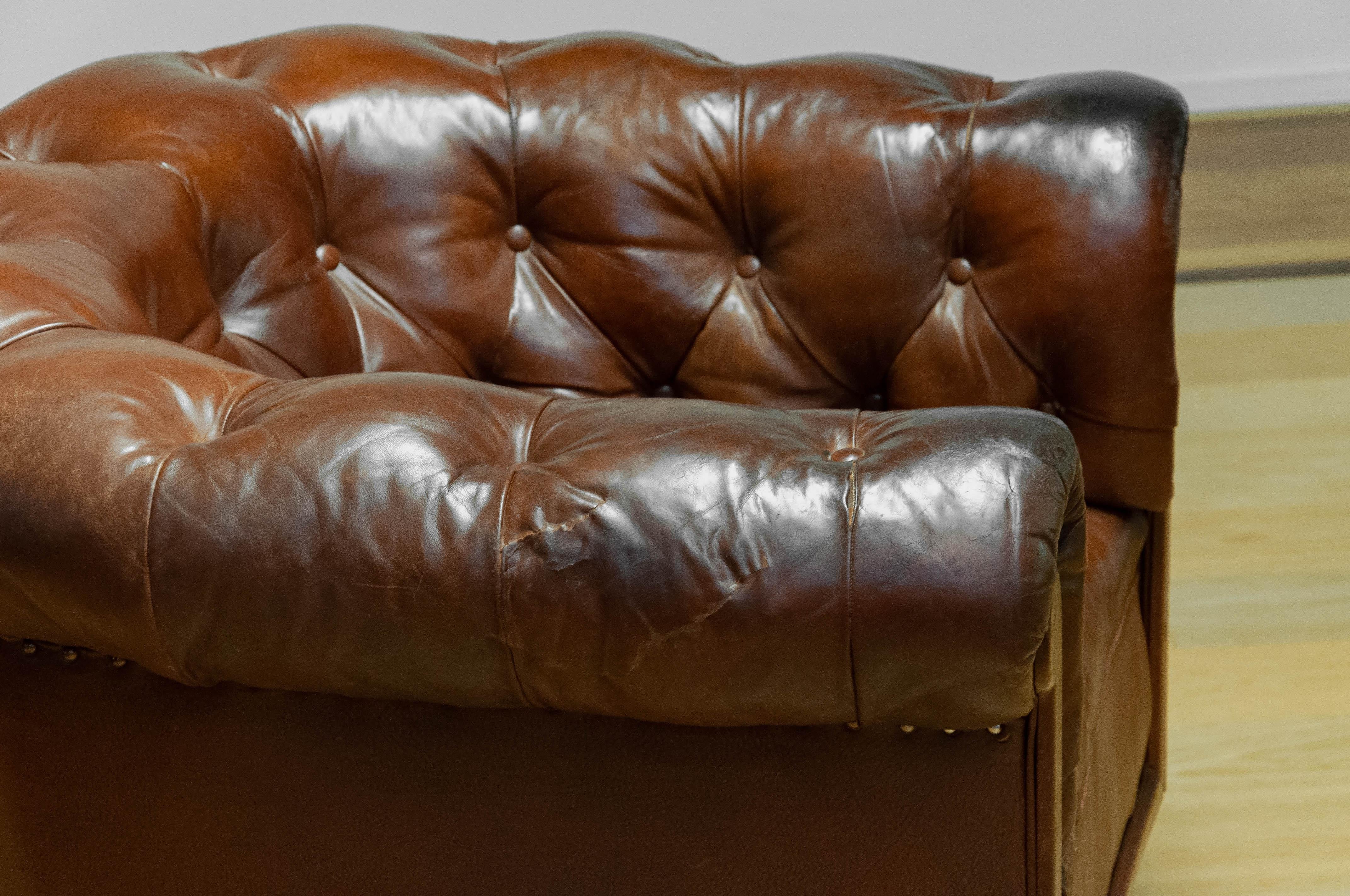 Cuir Début du 20ème siècle Authentique Chesterfield suédois en cuir patiné Tan Brown en vente