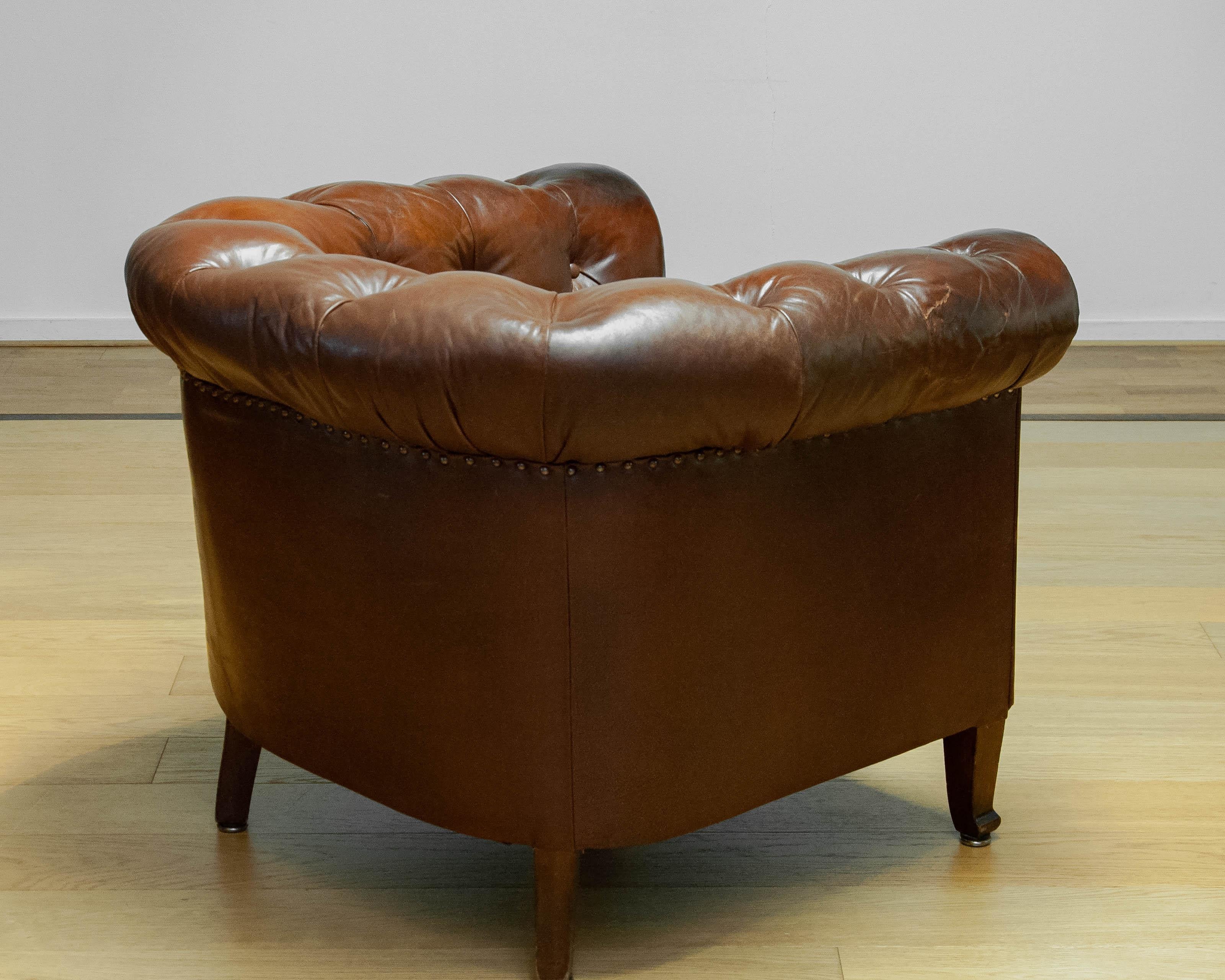 Début du 20ème siècle Authentique Chesterfield suédois en cuir patiné Tan Brown en vente 1