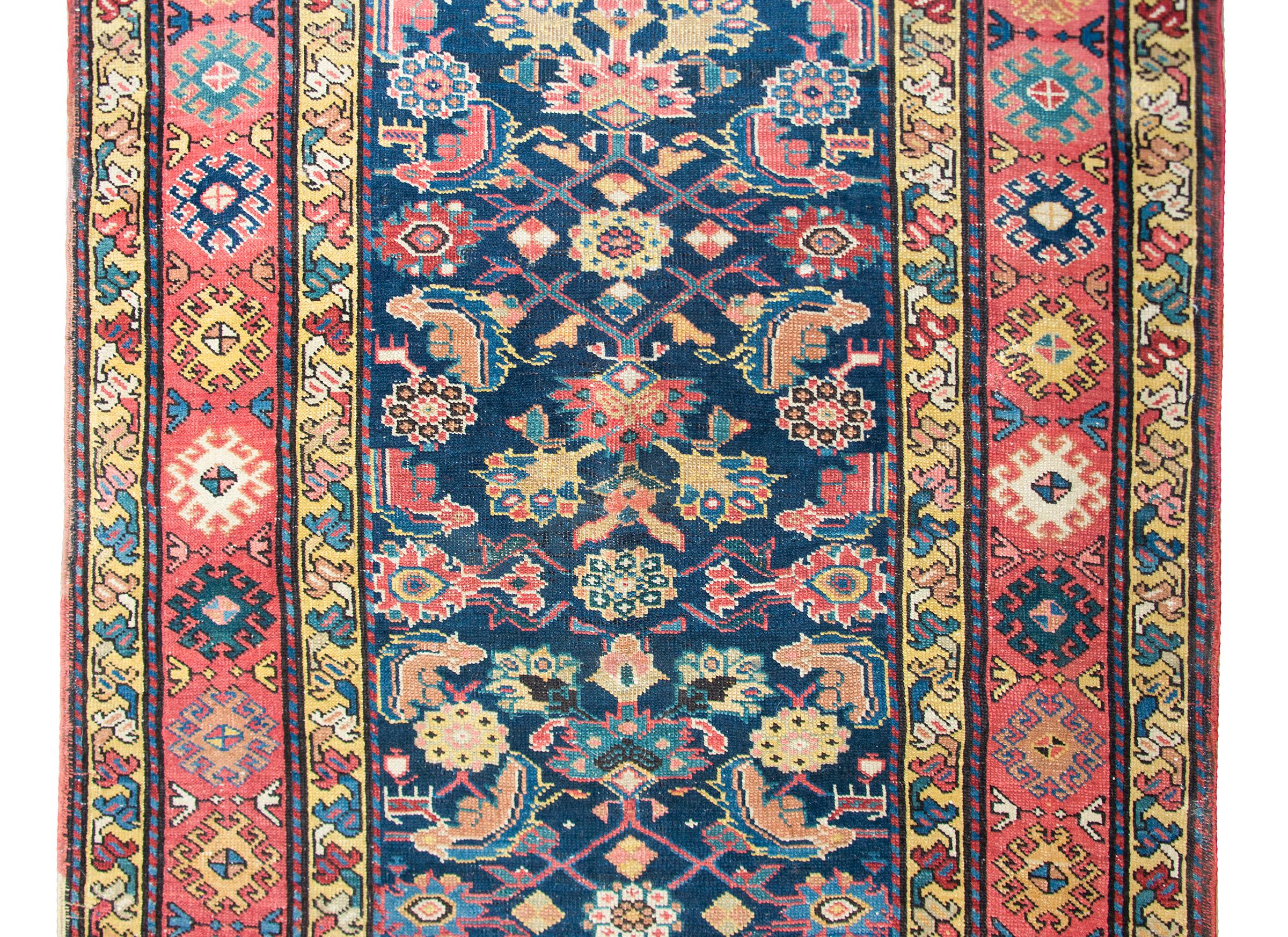 Superbe chemin de table persan Azari du début du XXe siècle, à motif floral en treillis avec une myriade de fleurs et d'animaux, entouré d'une magnifique bordure avec une bande centrale à motif floral stylisé flanquée de paires de petites bandes à