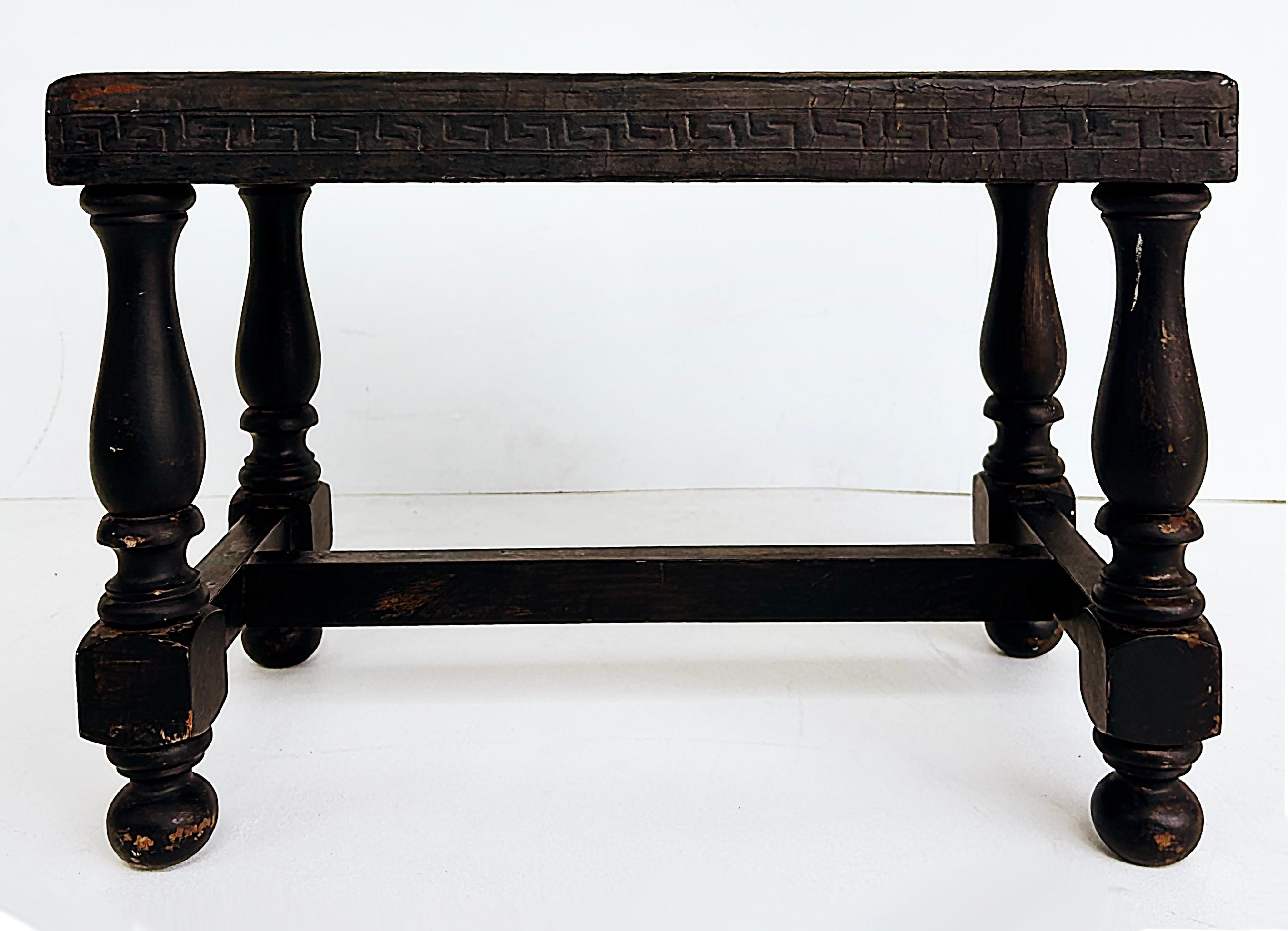 Banc en bois et cuir tolélé aztèque du début du 20e siècle, design en forme de clé grecque

Nous proposons à la vente une banquette en bois du début du 20e siècle avec un dessus en cuir toilé.  Le dessus en cuir est sculpté à la main ou estampillé