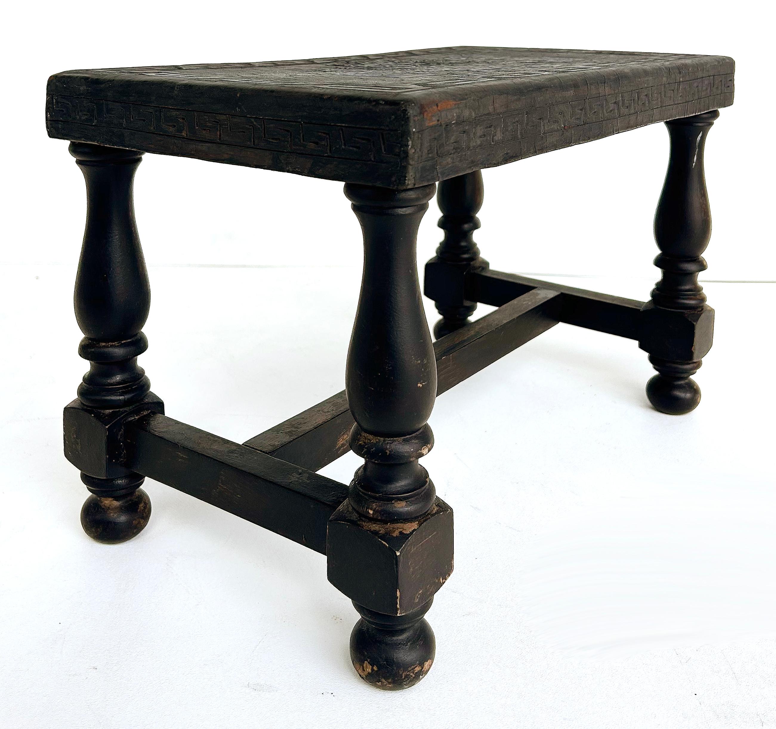 20ième siècle Banc en bois et cuir tolélé aztèque du début du 20e siècle, design en forme de clé grecque en vente