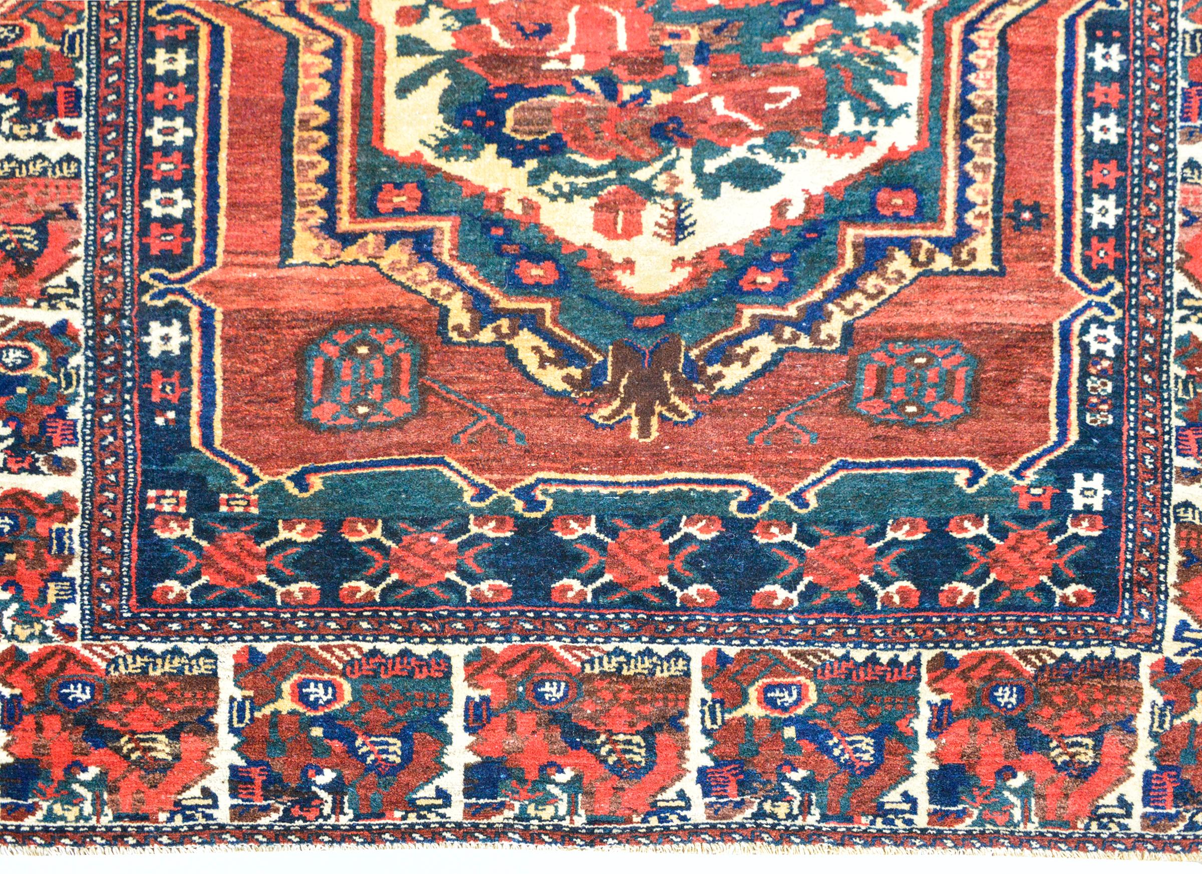 Early 20th Century Bakhtiari Rug In Good Condition For Sale In Chicago, IL