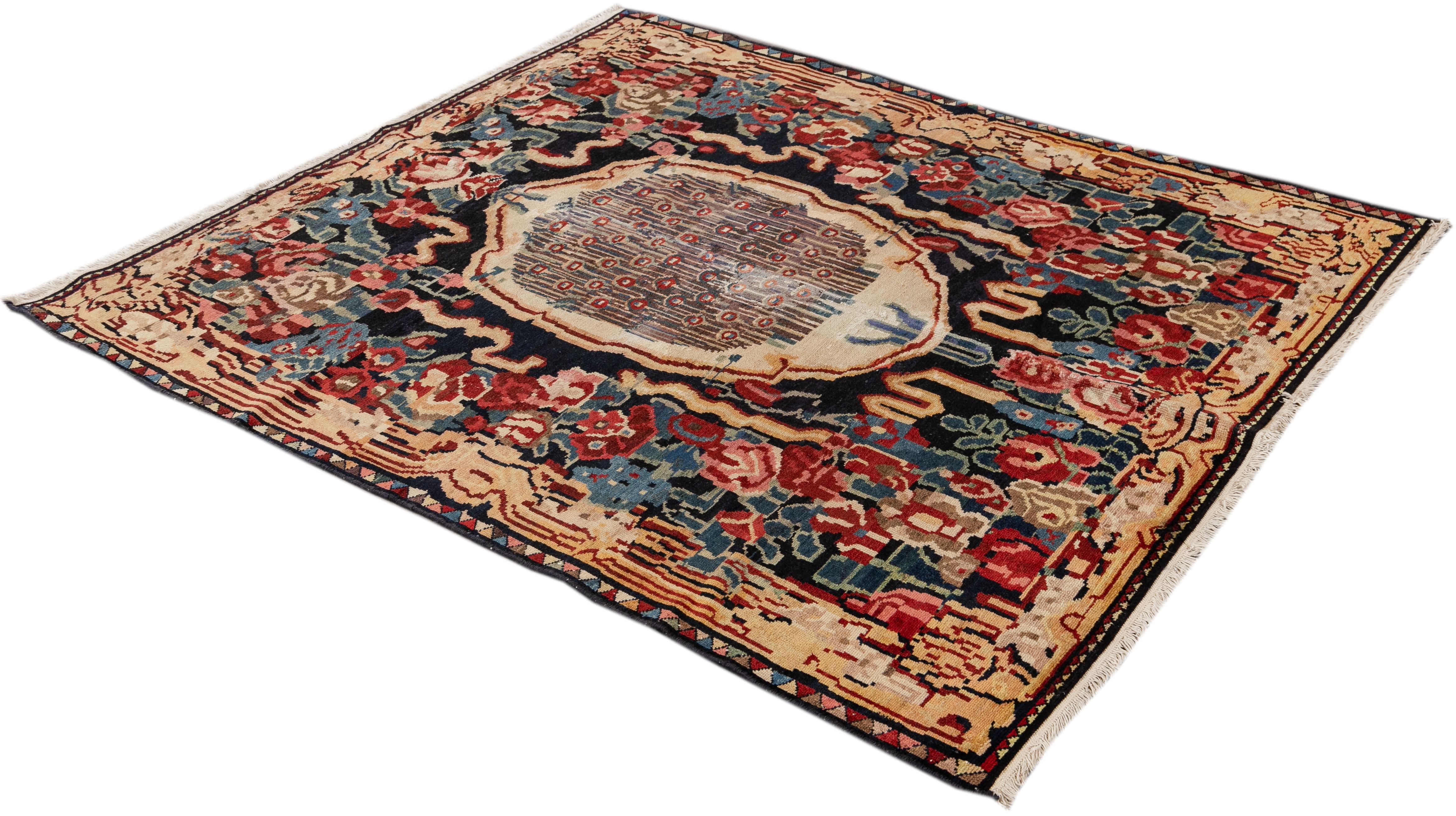 Early 20th Century Bakhtiari Scatter Rug For Sale 2