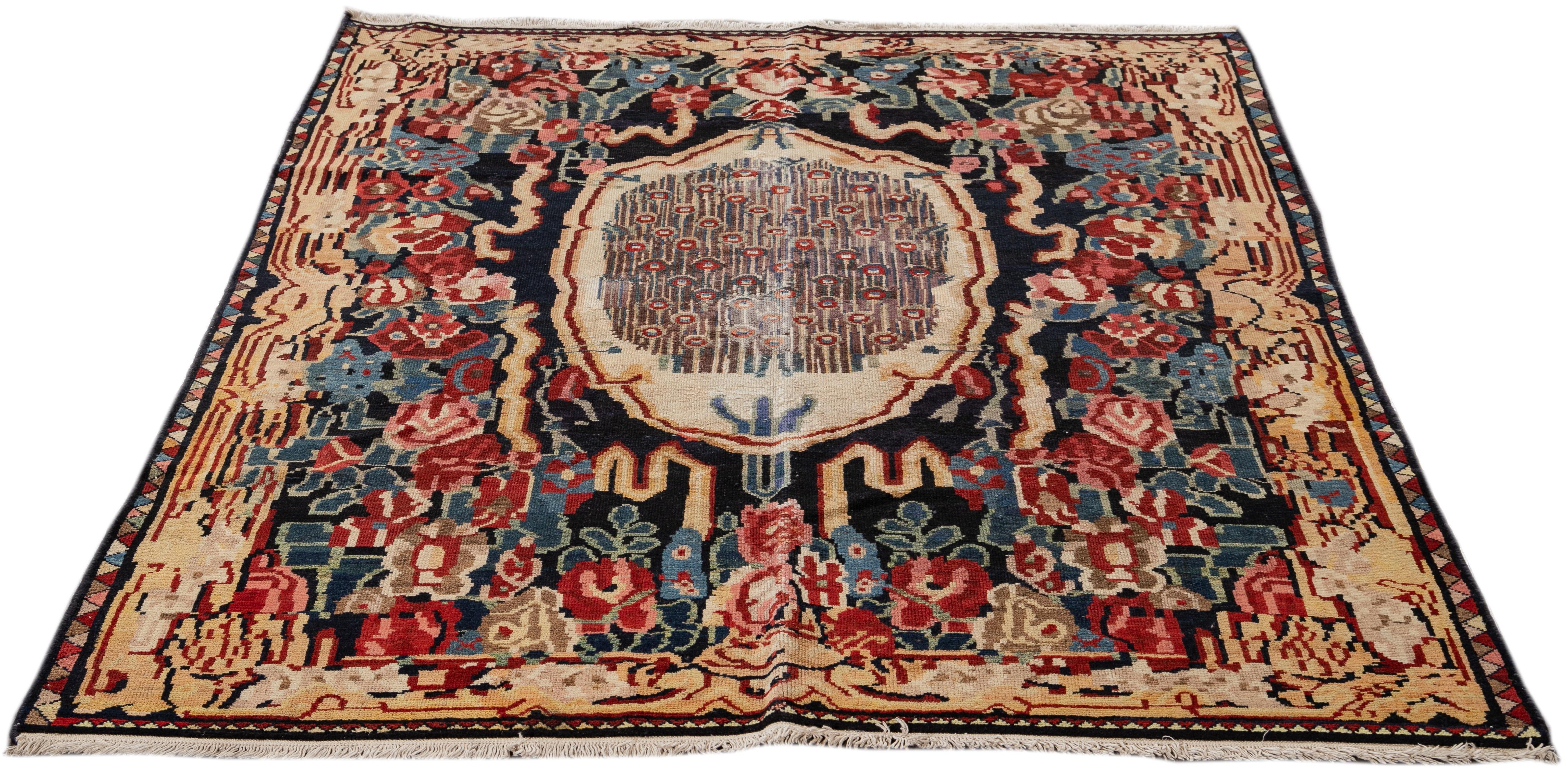 Early 20th Century Bakhtiari Scatter Rug For Sale 3