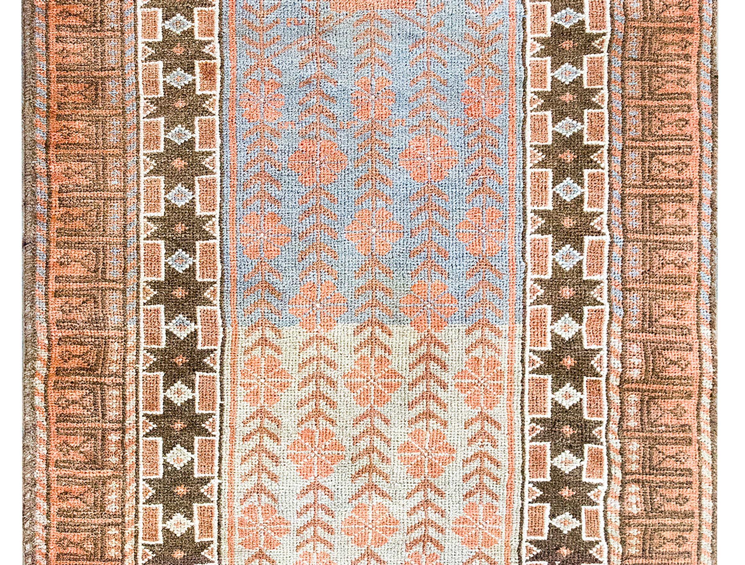 Magnifique tapis de prière persan afghani baloutche du début du 20e siècle, avec un charmant motif floral et de vigne sur toute la longueur du tapis, entouré d'une élégante bordure à motifs floraux et géométriques stylisés, le tout tissé dans des