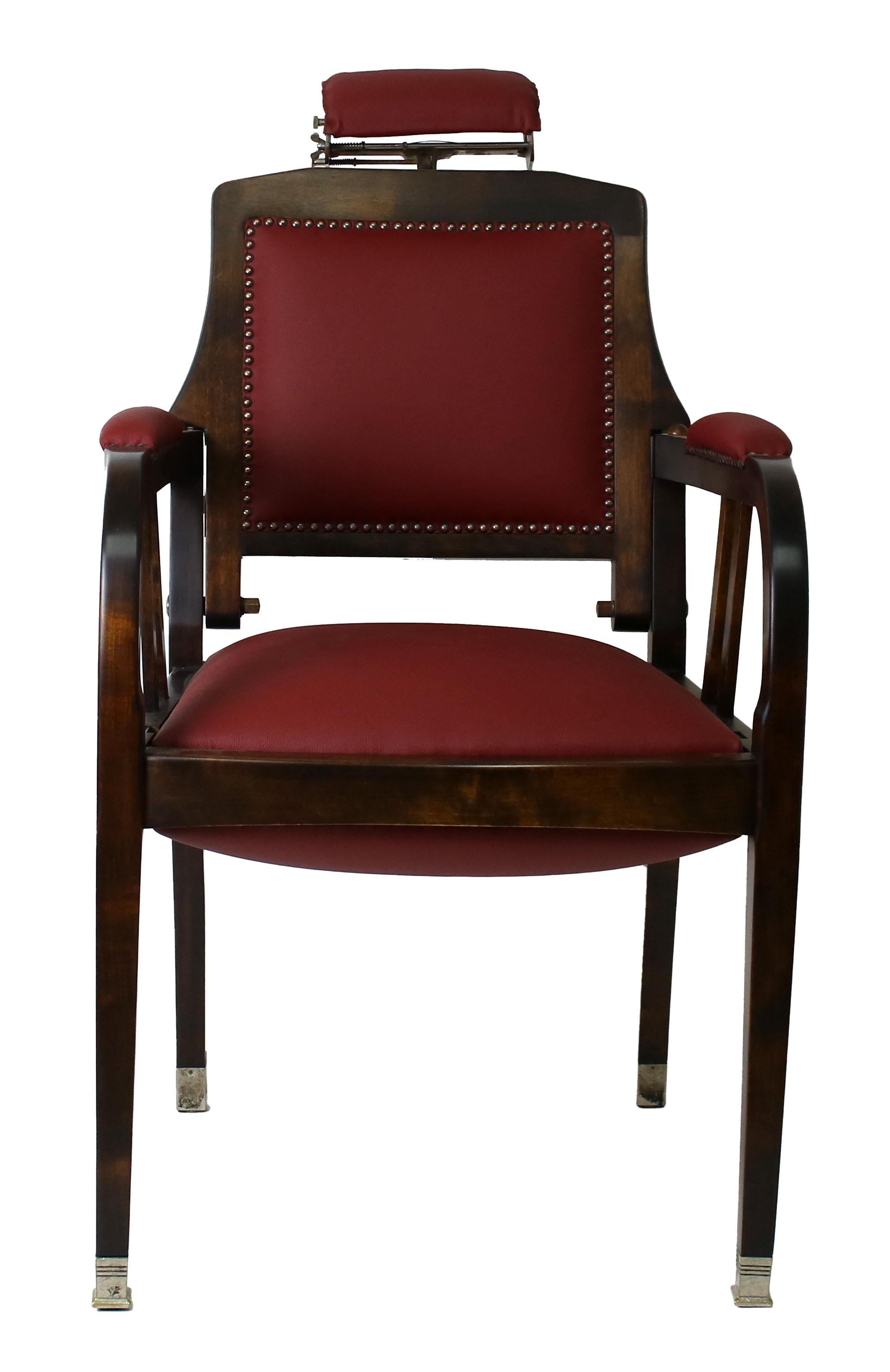 Il s'agit d'un magnifique fauteuil de barbier fabriqué par la société allemande Busser pour les Laboratoires Willen, Parfumerie Monréve à Bâle, en Suisse. Le fauteuil de barbier est entièrement fonctionnel. La sellerie est restaurée avec du cuir