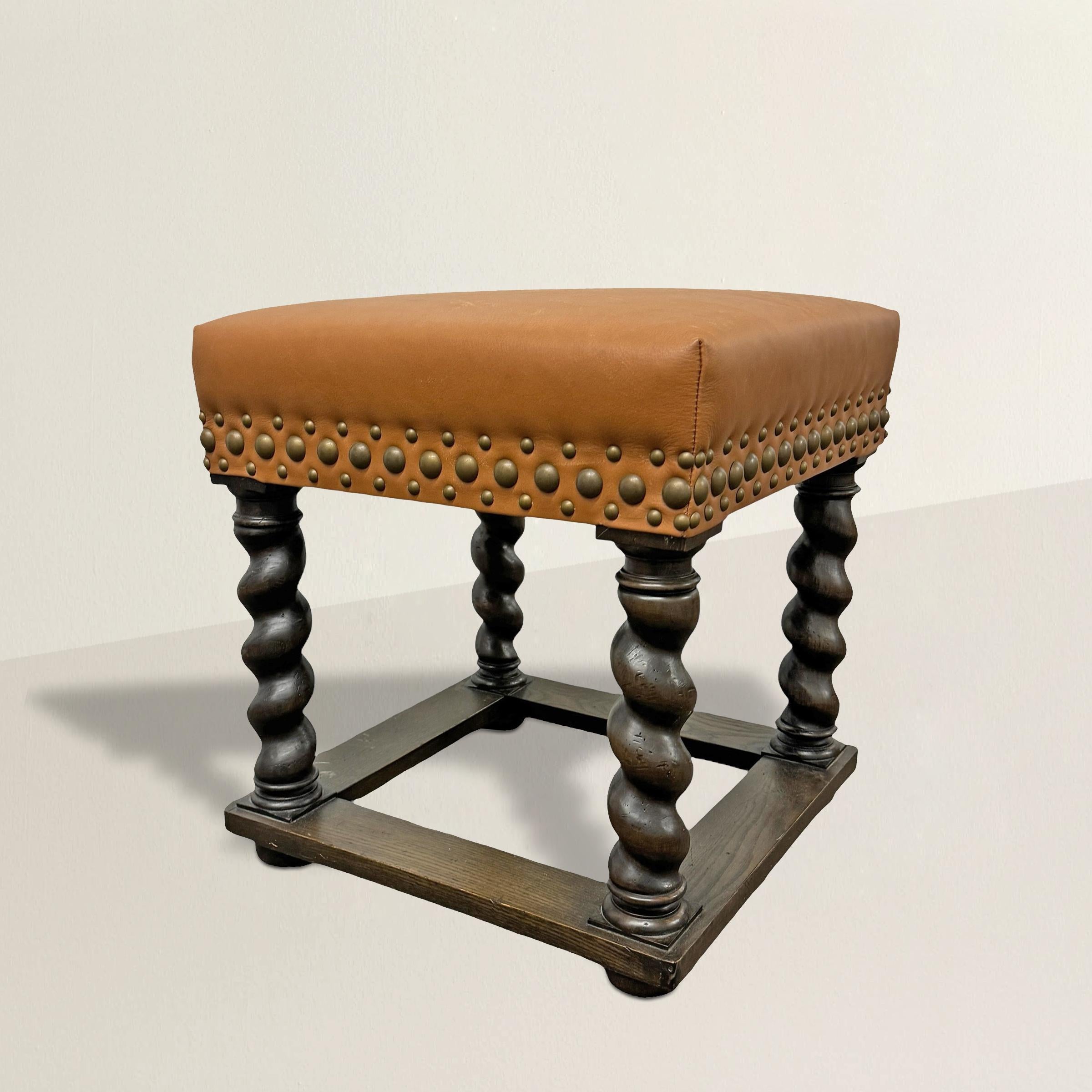 Este taburete americano de principios del siglo XX desprende un encanto intemporal con su diseño de inspiración Tudor actualizado para la vida moderna. Elaborada con patas torcidas de cebada, muestra un excepcional trabajo de la madera, realzado por