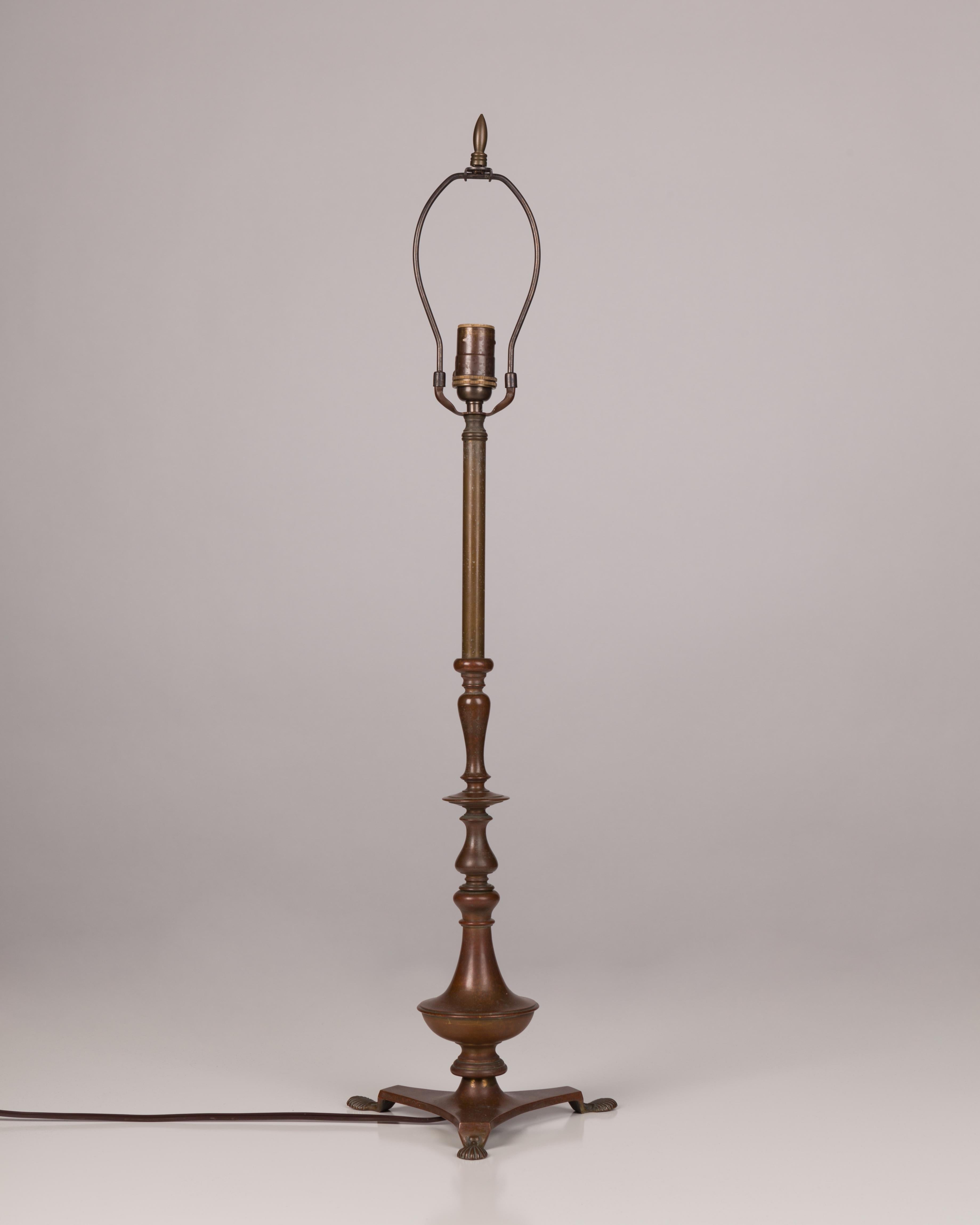 Early 20th Century Baroque Bronze Table Lamp with a Tripod Base, Circa 1900s In Good Condition In New York, NY