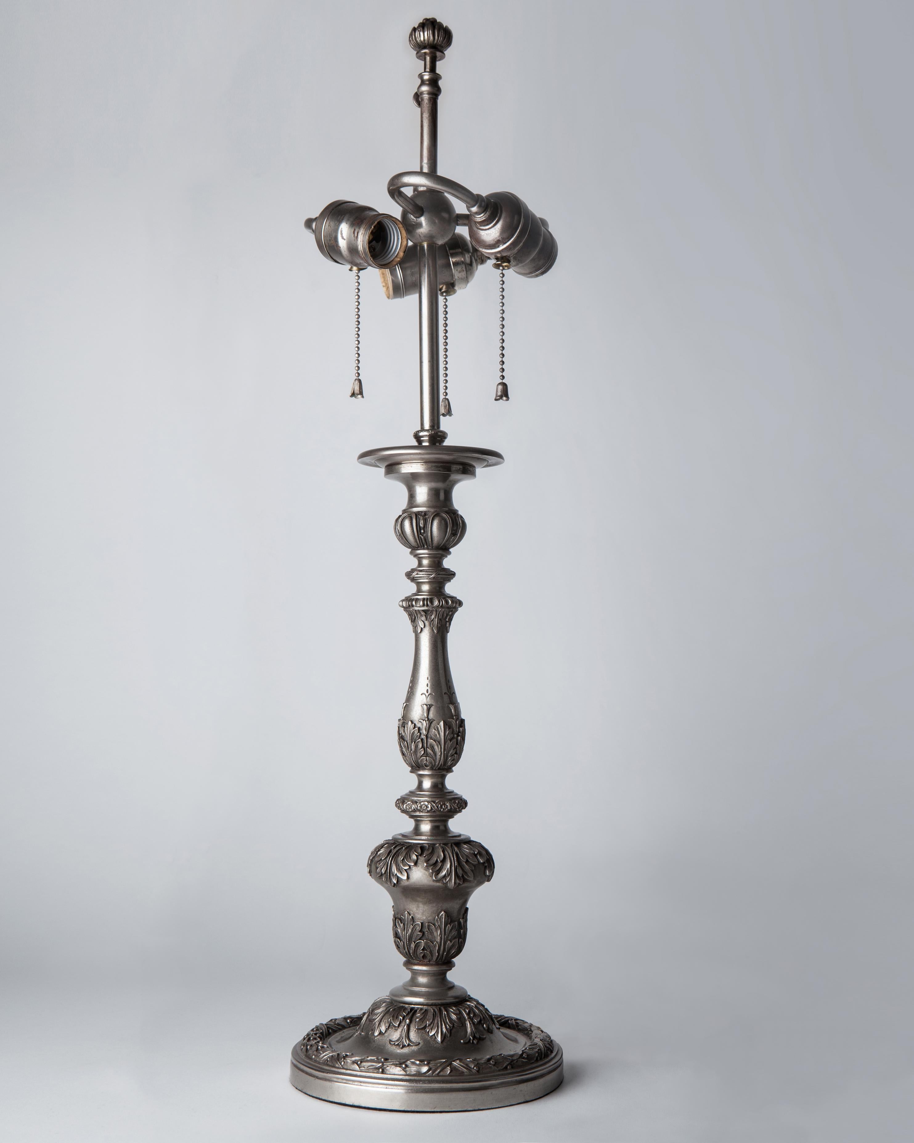 ATL1928
Una lampada da tavolo con dettagli a fogliame nella sua finitura originale in rame e ottone, usurata dall'età. Attribuito al produttore newyorkese E. F. A. Caldwell, intorno al 1910.

Dimensioni:
Complessivamente: 26-1/2