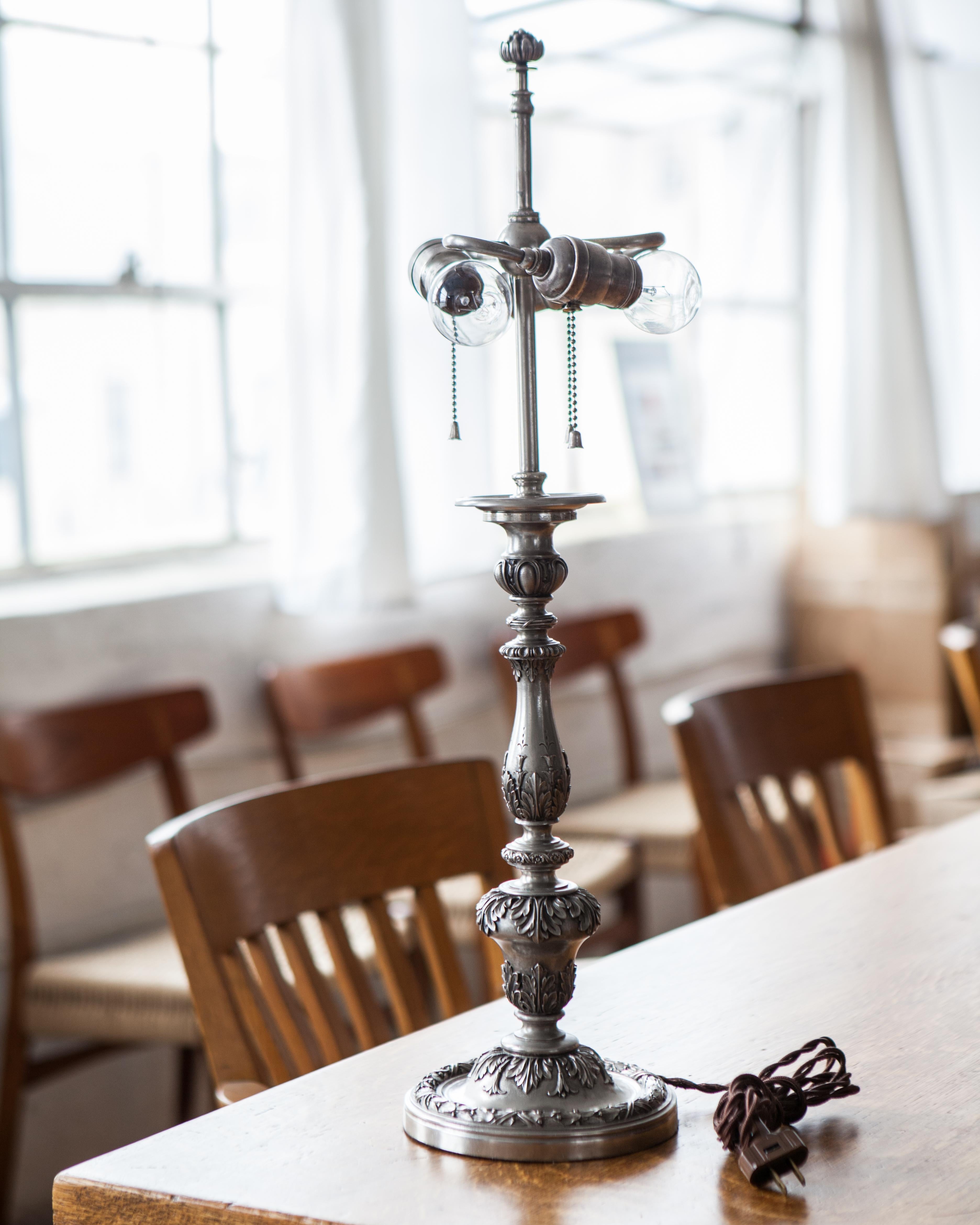 Lampada da tavolo barocca in argento dei primi del Novecento di E. F. A. Caldwell, circa 1910 In condizioni buone in vendita a New York, NY