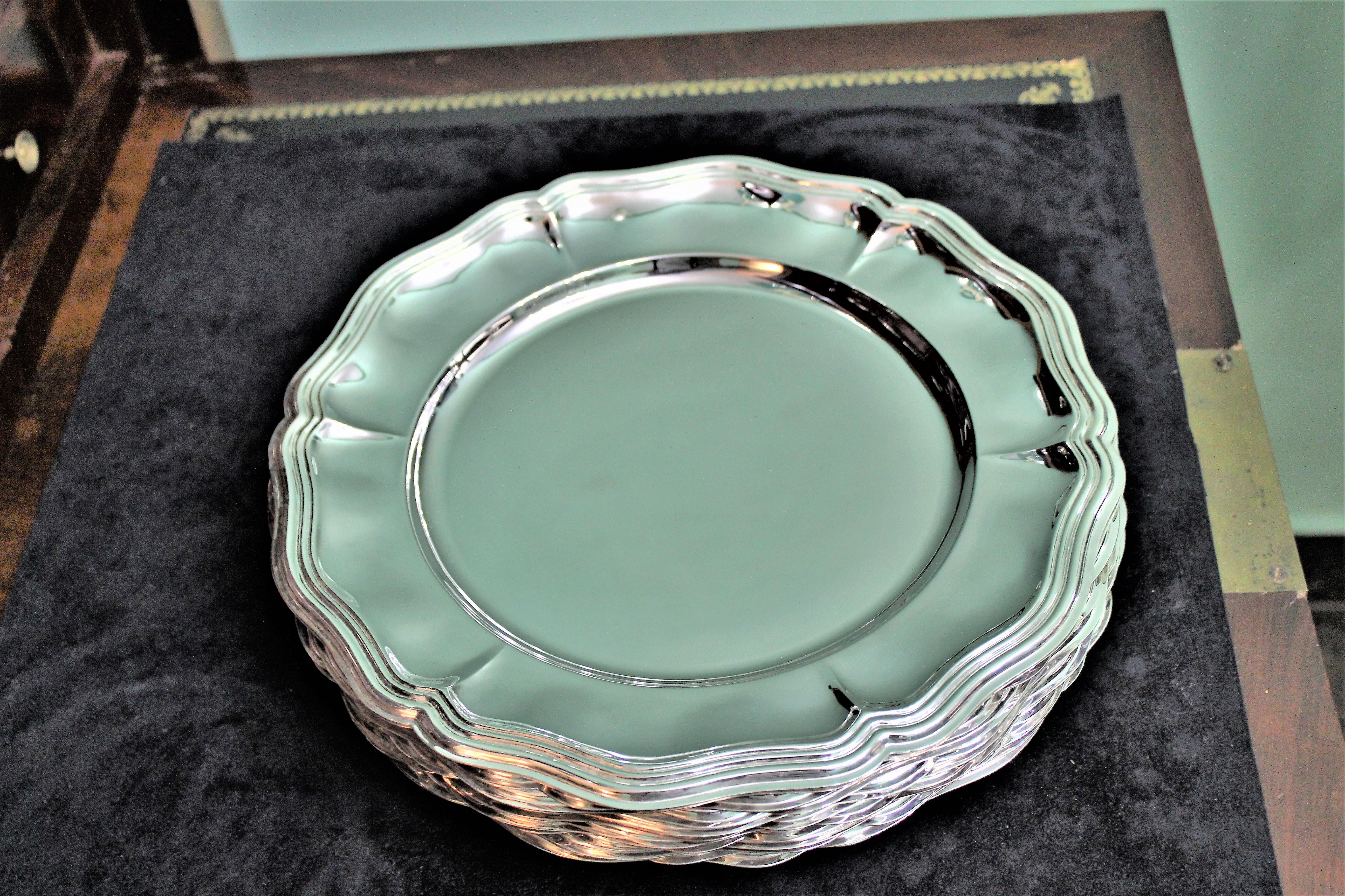 Silver underplates set composed by 12 plates.
Realized in Italy, circa 1920s.
Silver 800/1000
Measures: Diameter 30.5 cm.
