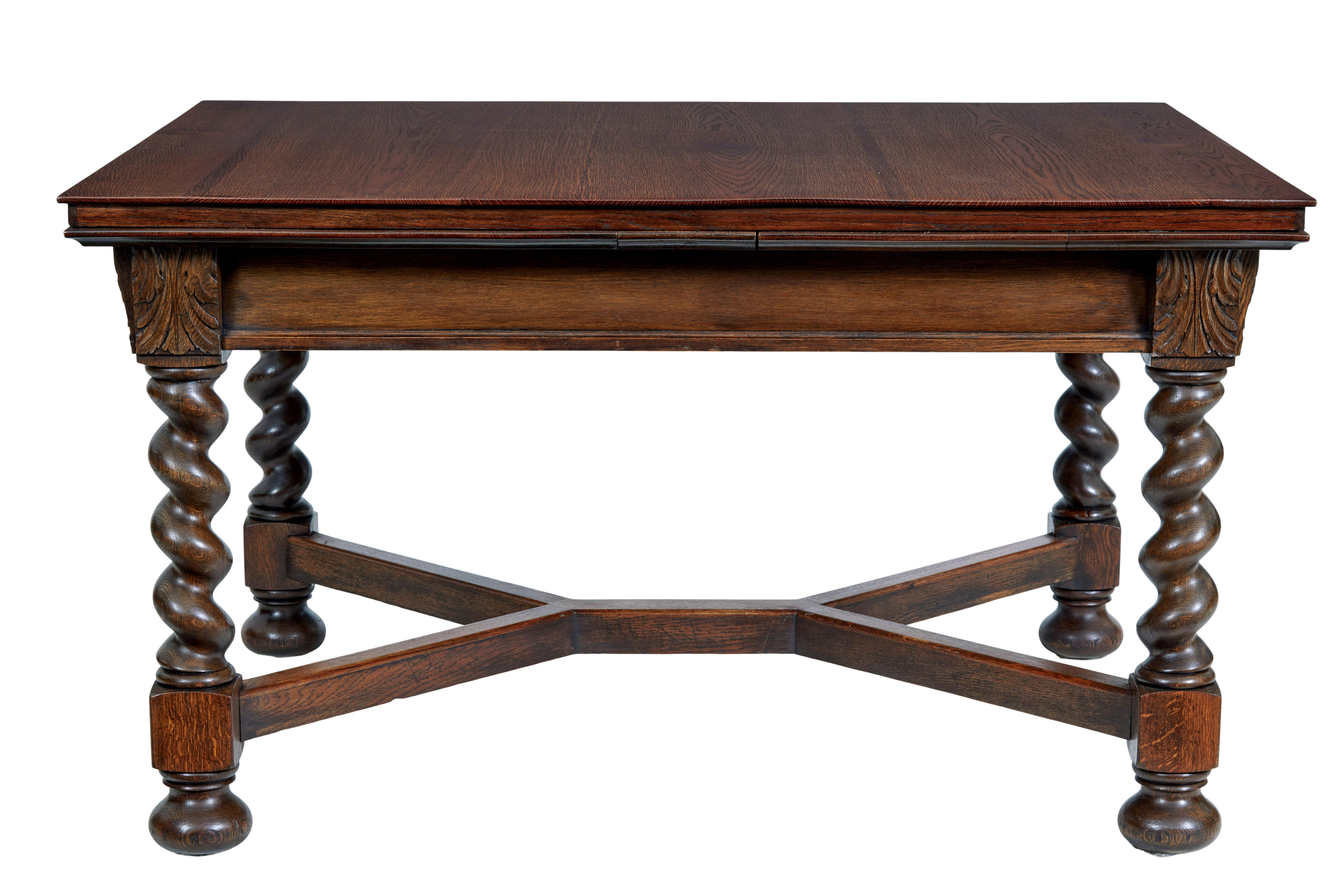 Mesa de comedor extensible de roble de renacimiento barroco de principios del siglo XX, circa 1900.

Mesa de madera de roble de fabricación sueca, con un tablero de pino extraíble en cada extremo, para que puedan sentarse cómodamente 10 personas.