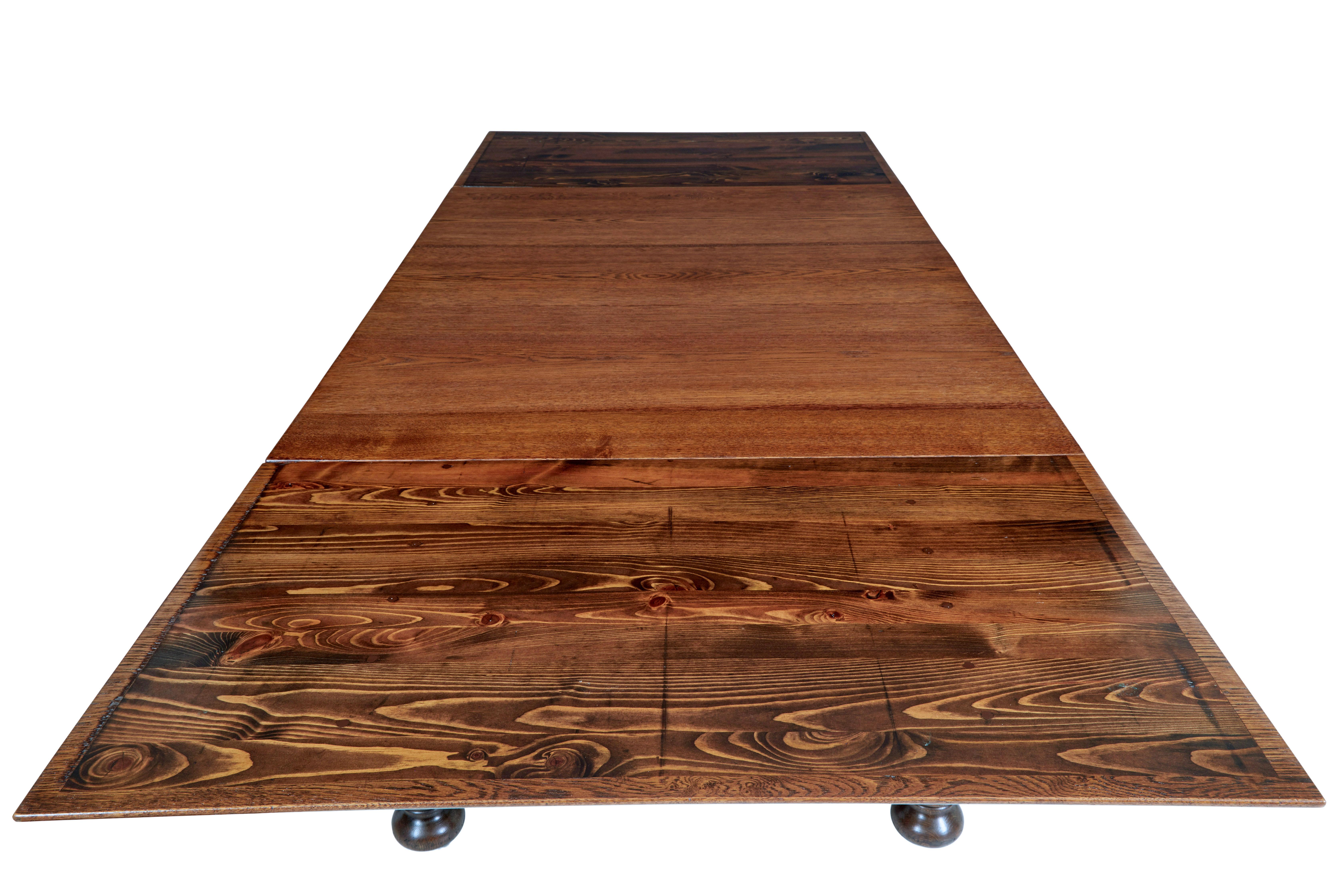Mesa de comedor extensible de roble de renacimiento barroco de principios del siglo XX Tallado a mano en venta