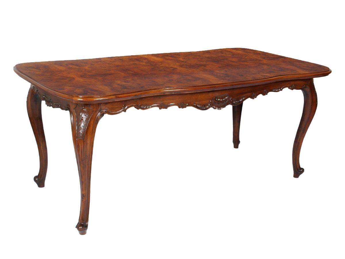 Pretty Venetian dining table period 1910s by Cabinetry Bovolone with extension leaves.
Early 20th century Baroque Venetian with top in burl walnut and the whole structure in solid walnut completely hand-carved. 

Measure in cm : H 80 W 195+40+40 D