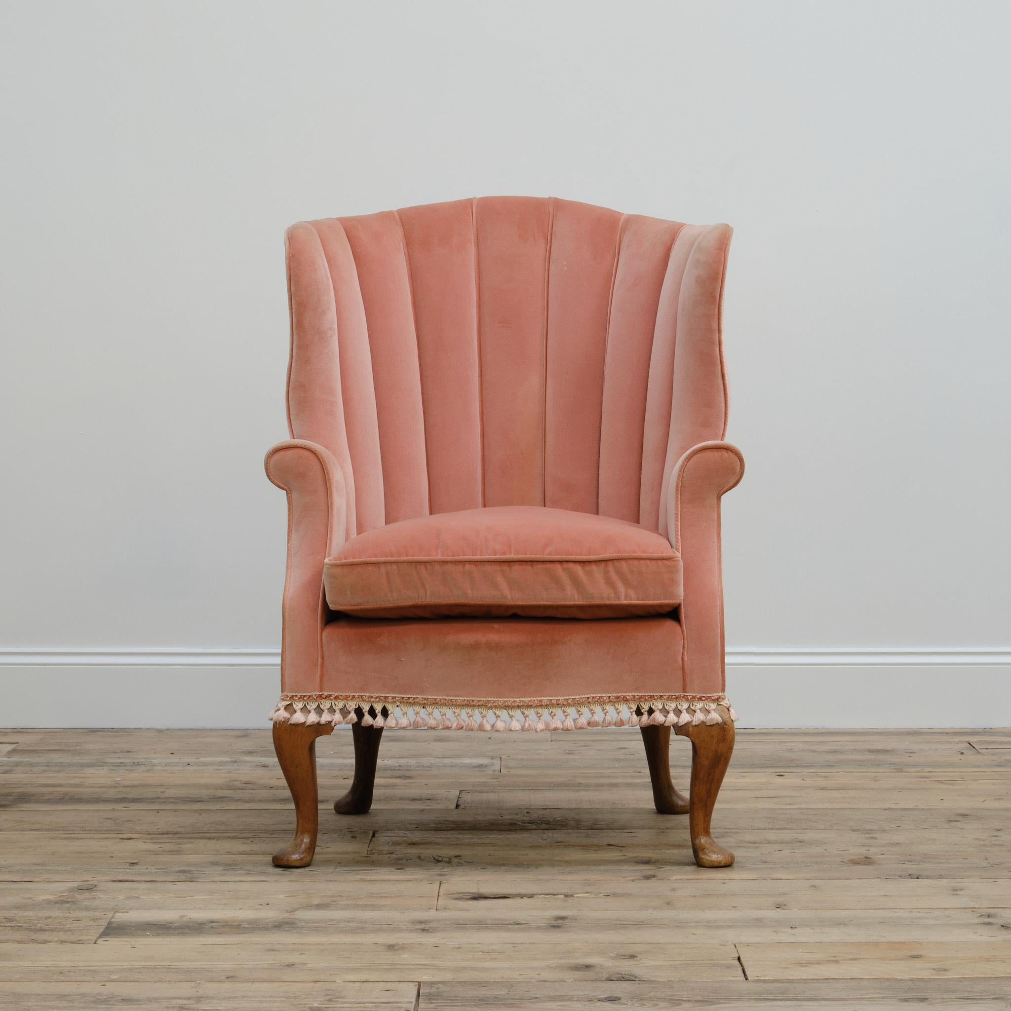 Un sillón con respaldo de principios del siglo XX bien dibujado. Levantado sobre 4 patas cabriolé. 

Estructuralmente en buen estado. 

Actualmente tapizada con un buen nivel de calidad en un suave terciopelo rosa con un cojín de asiento de plumas.