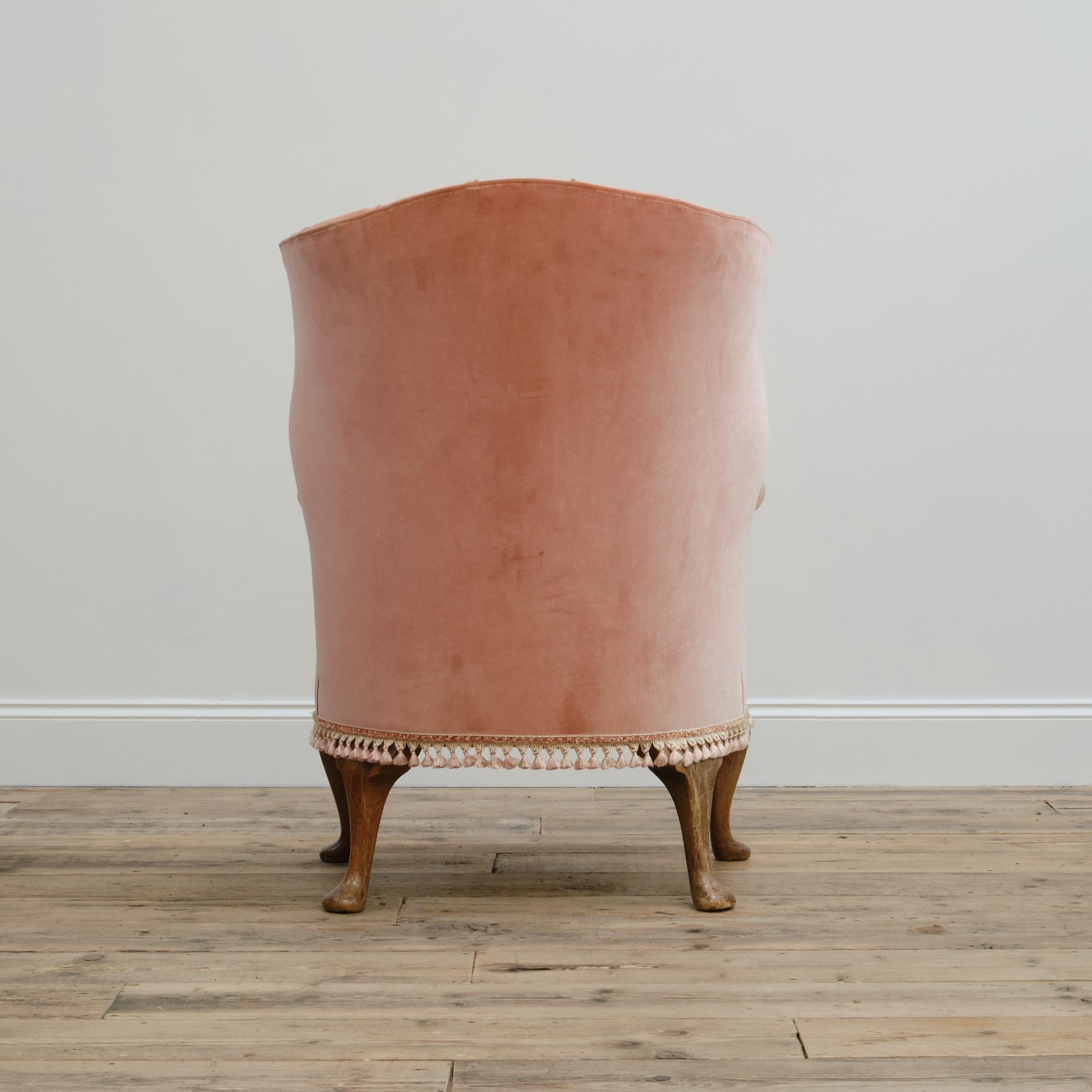Sillón con respaldo de barril de principios del siglo XX Terciopelo en venta