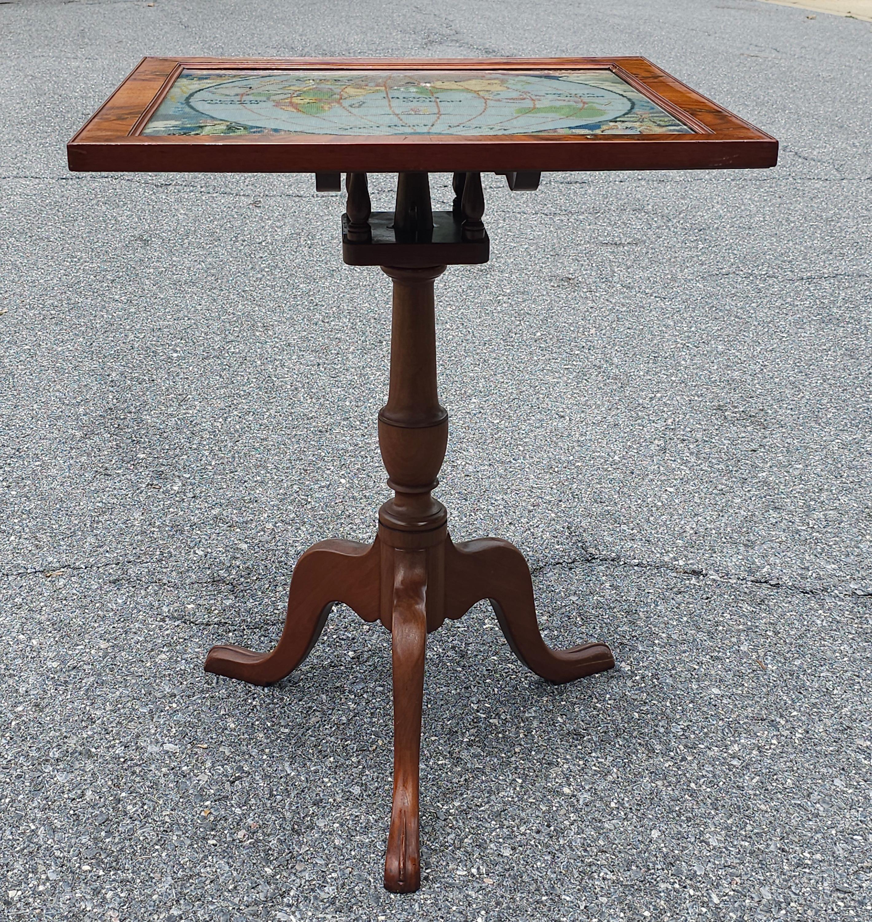 Frühes 20. Jahrhundert Mahagoni Tilt Top Needlepoint Hemisphere Inset Tisch (Viktorianisch) im Angebot