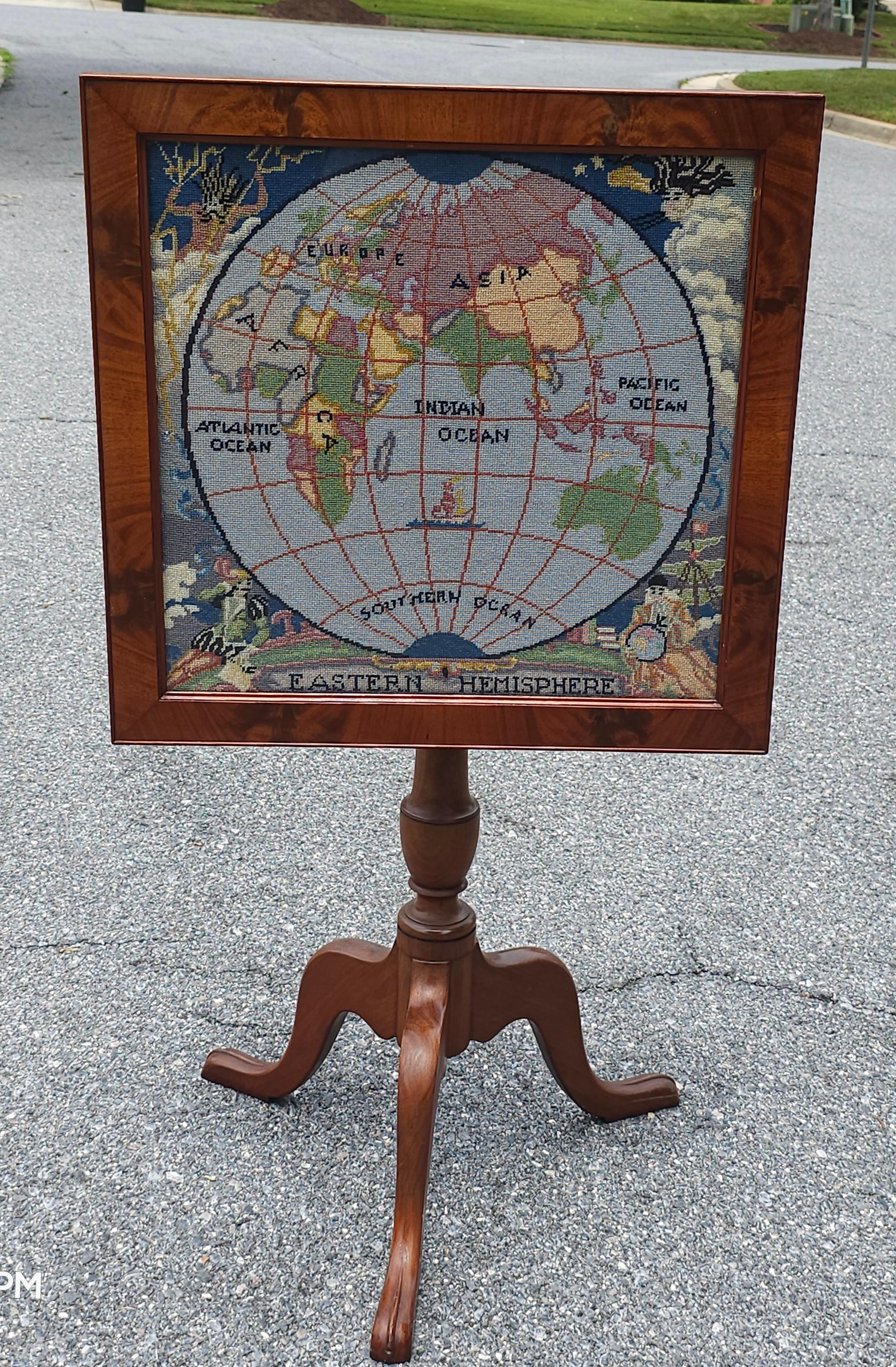 Frühes 20. Jahrhundert Mahagoni Tilt Top Needlepoint Hemisphere Inset Tisch (amerikanisch) im Angebot