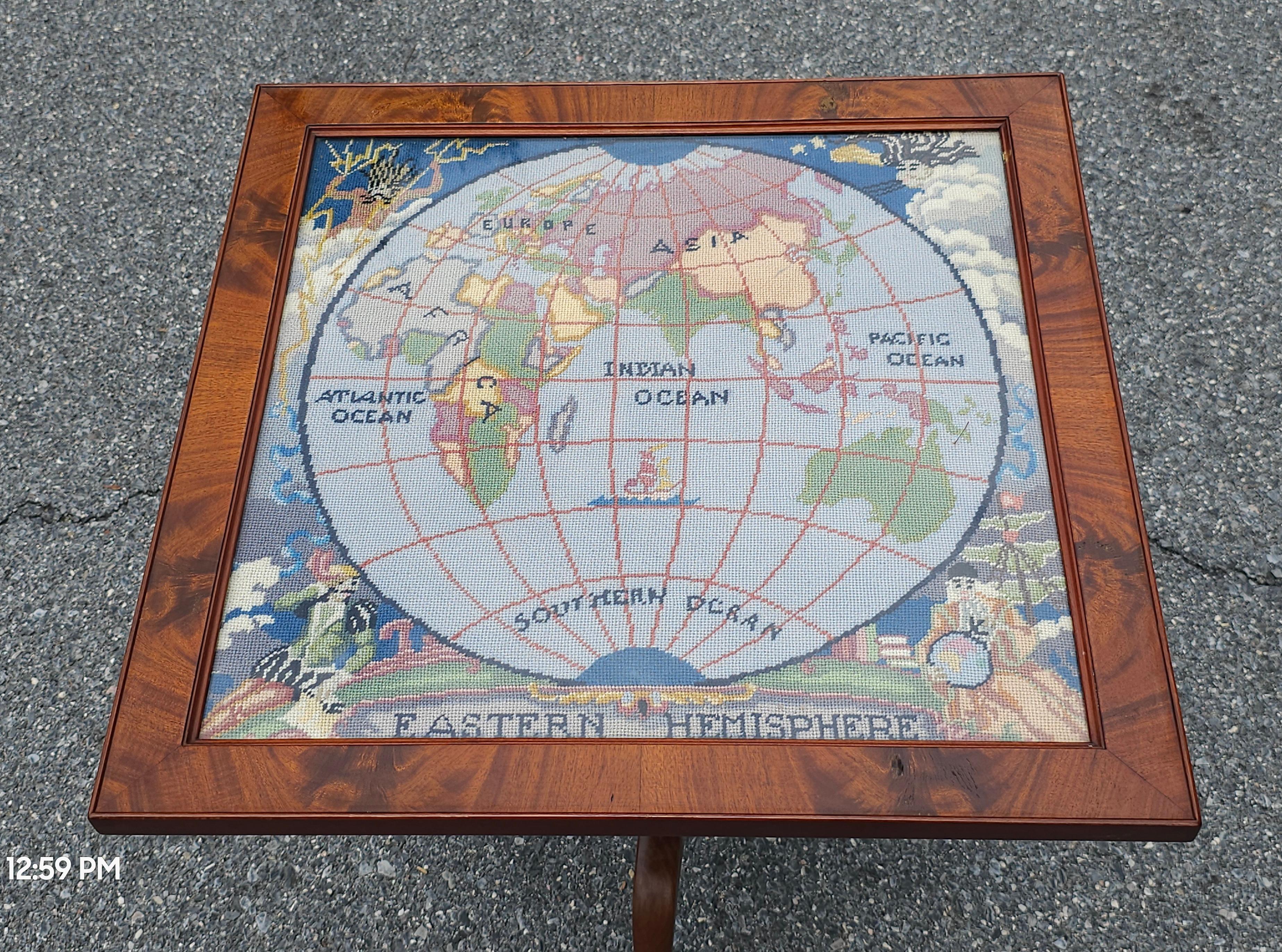 Frühes 20. Jahrhundert Mahagoni Tilt Top Needlepoint Hemisphere Inset Tisch (Gobelinstrickerei) im Angebot
