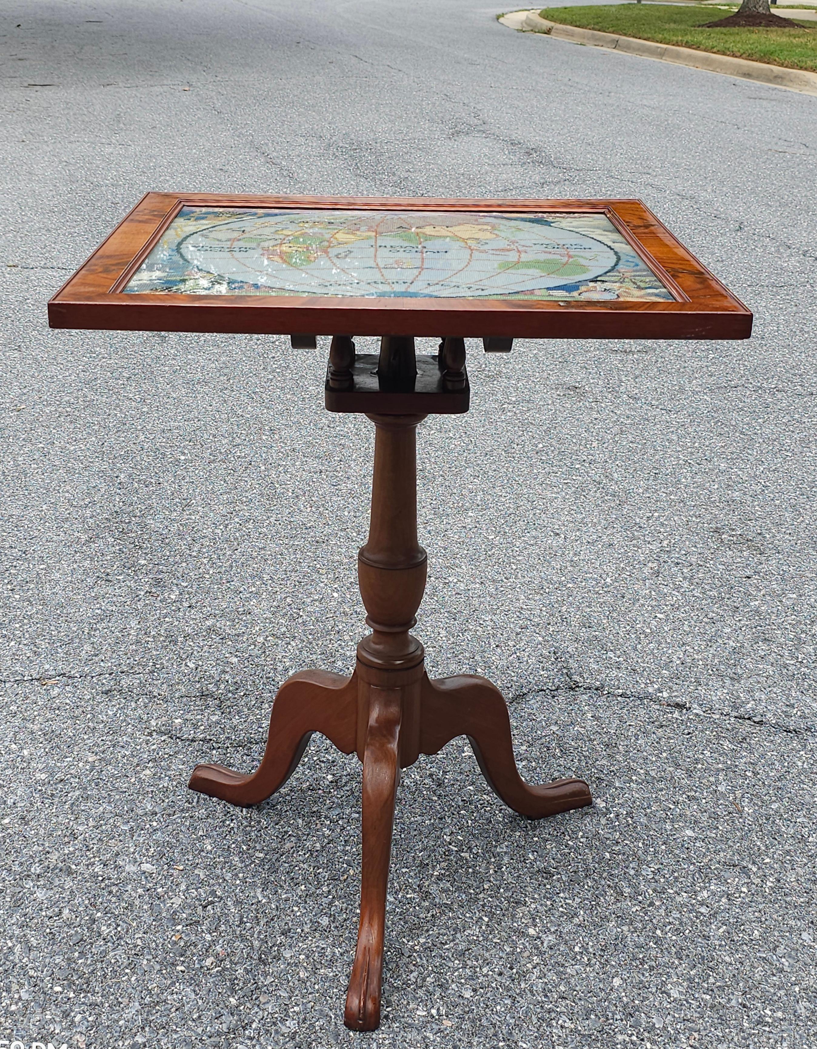 Frühes 20. Jahrhundert Mahagoni Tilt Top Needlepoint Hemisphere Inset Tisch im Angebot 1
