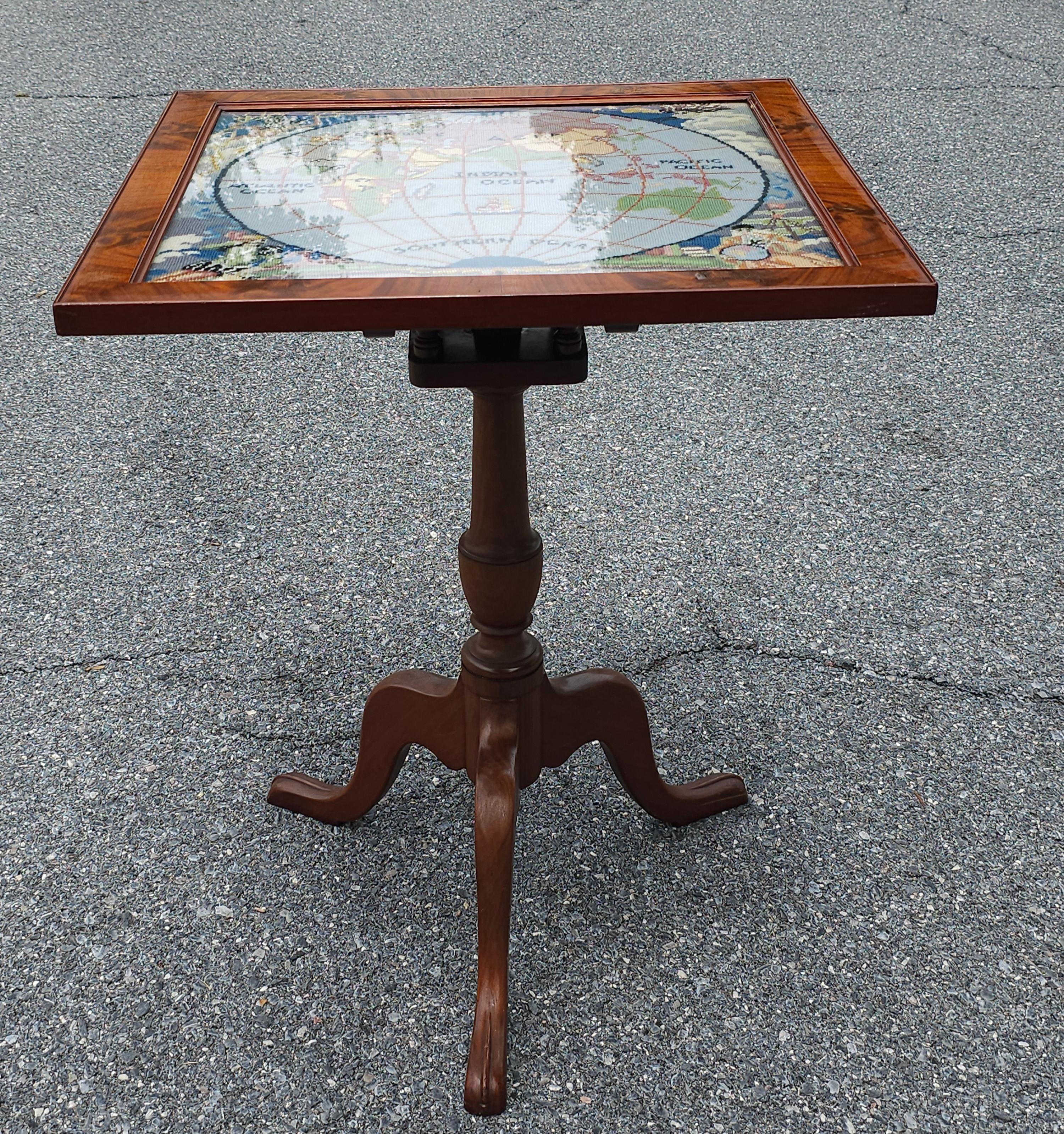 Frühes 20. Jahrhundert Mahagoni Tilt Top Needlepoint Hemisphere Inset Tisch im Angebot 2