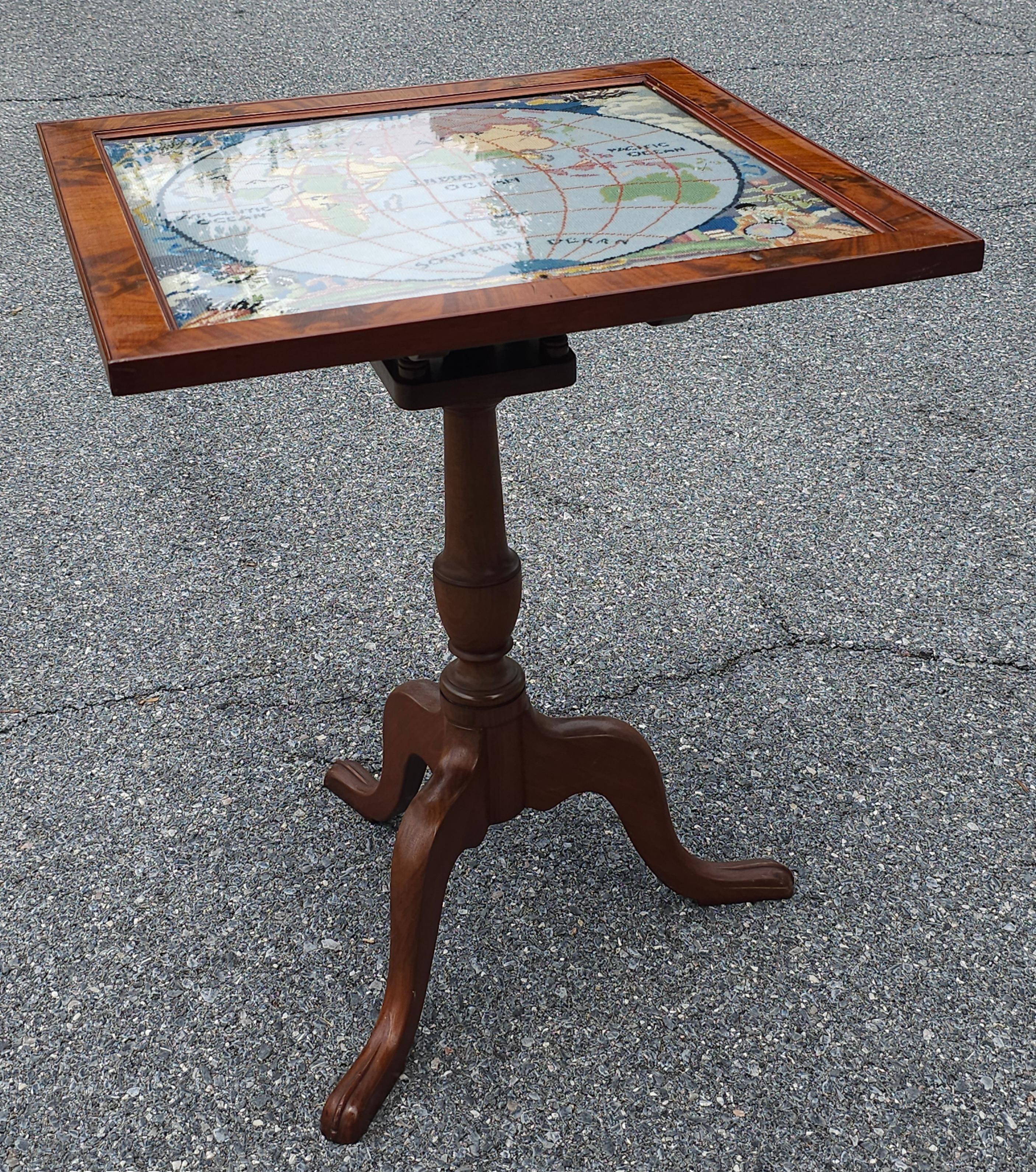 Frühes 20. Jahrhundert Mahagoni Tilt Top Needlepoint Hemisphere Inset Tisch im Angebot 3