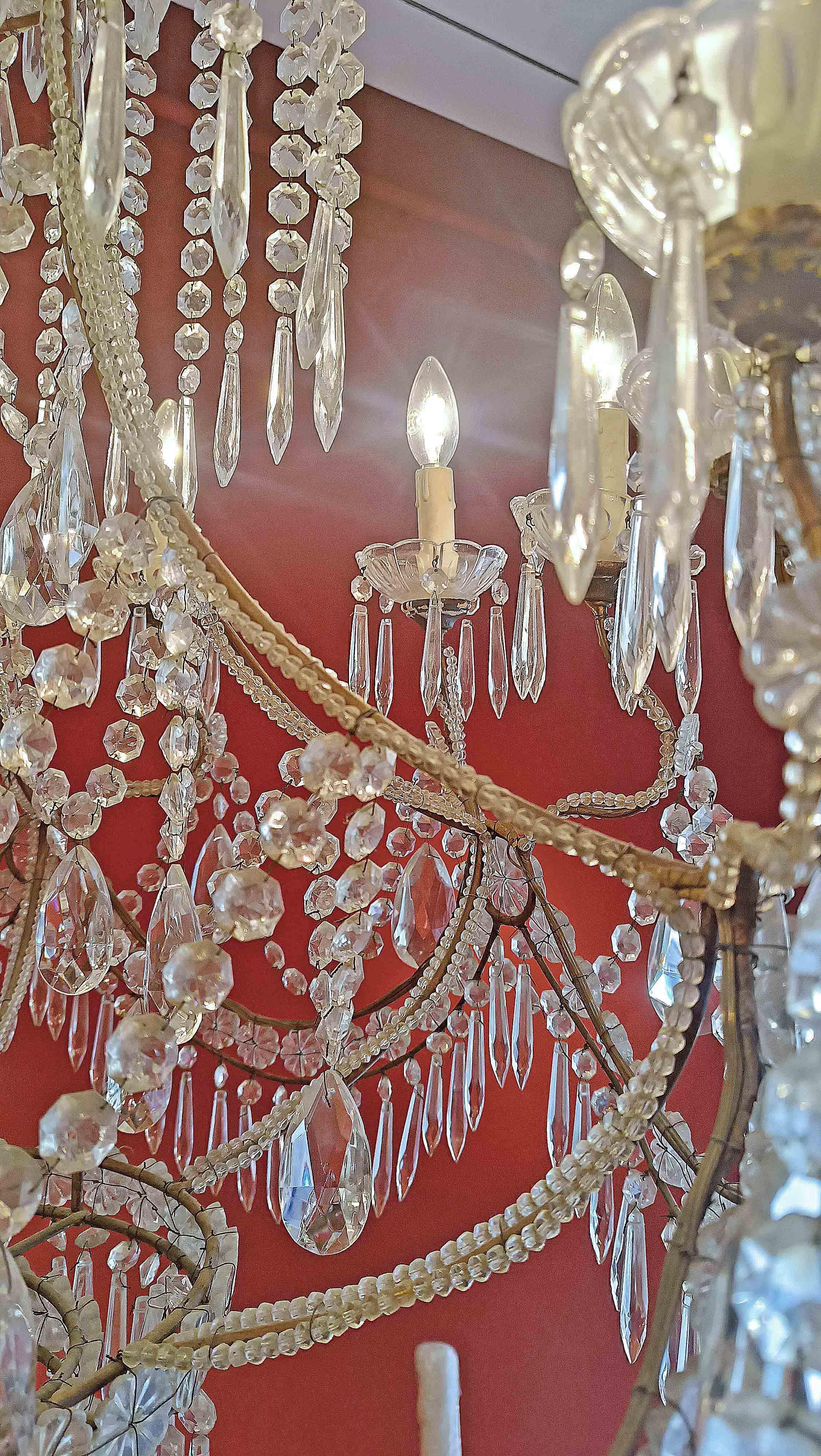 Doré EARLY 20th CENTURY BASKET CHANDELIER CRYSTALS AND GLASS en vente