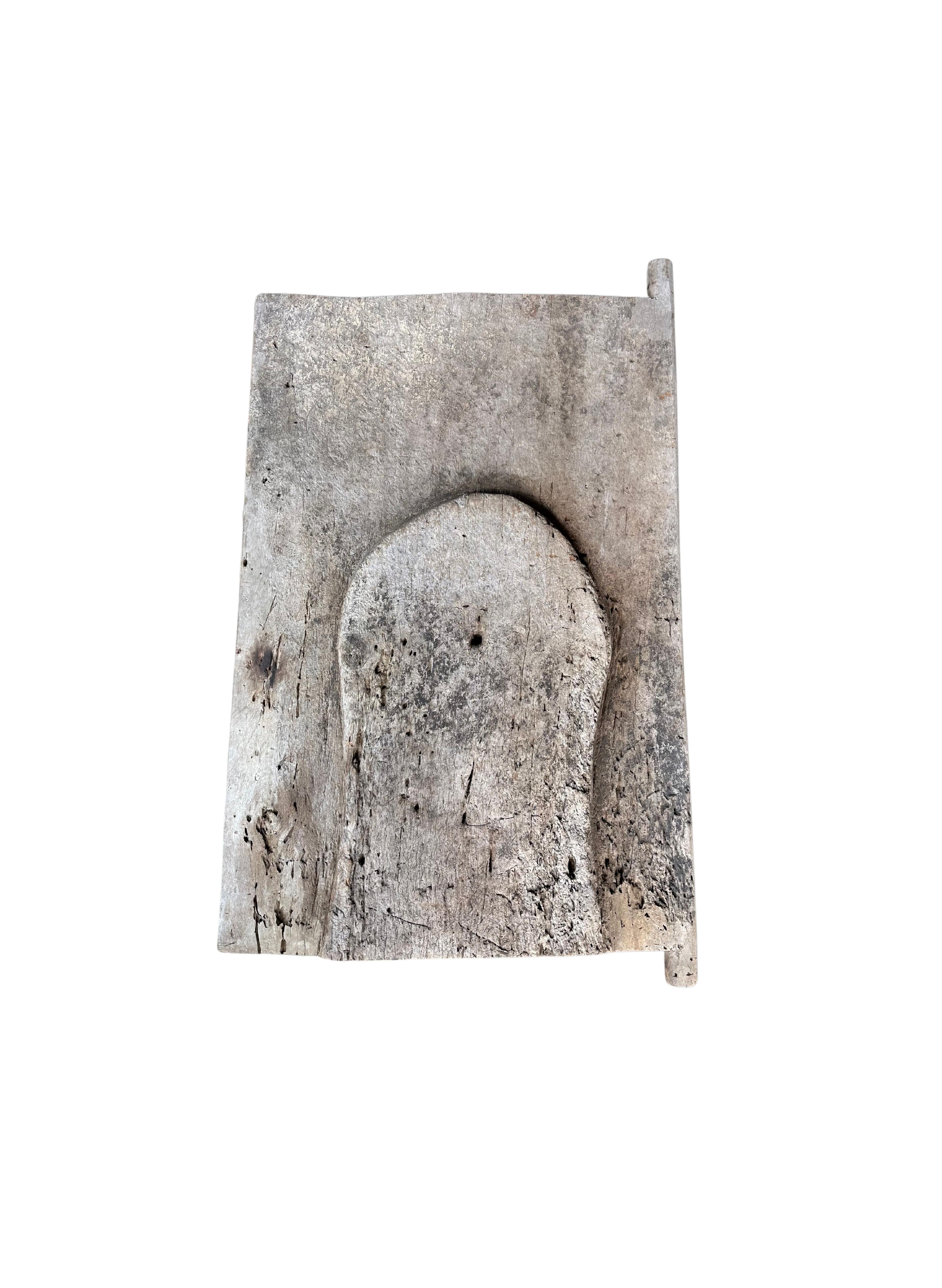 Porte de grenier à riz des tribus Batak du lac Toba, Sumatra central, Indonésie, vers 1900. Il présente une magnifique patine liée à l'âge, avec des textures et des nuances de bois très marquées. Un objet sculptural unique qui apporte de la chaleur