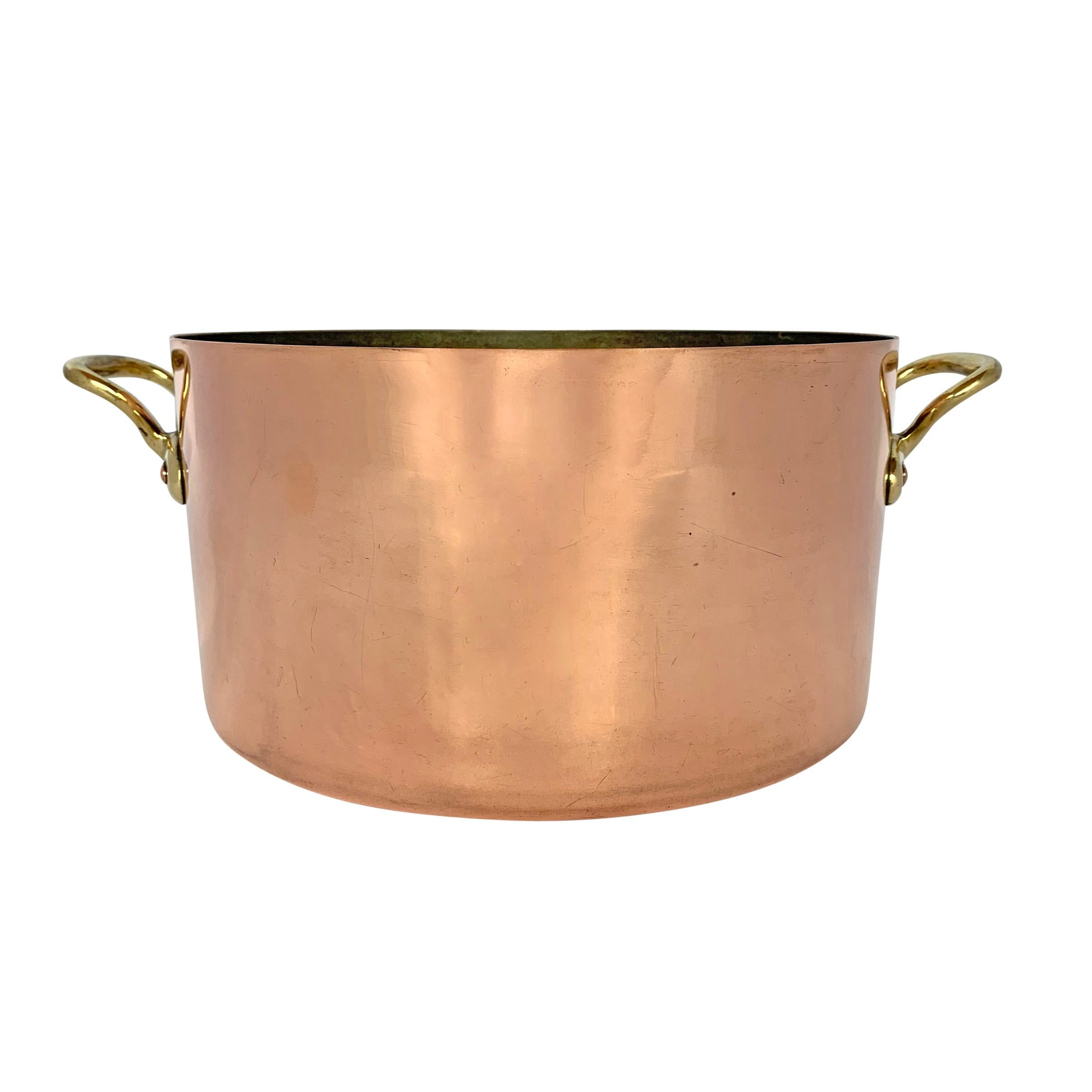A wonderful 6.5 quart, 1.5 mm thick, early 20th century French copper pot with heavy bronze handles from the famous New York kitchenware boutique, Bazar Français. Charles Ruegger opened his kitchenware shop, Bazar Français, in 1874 and moved the